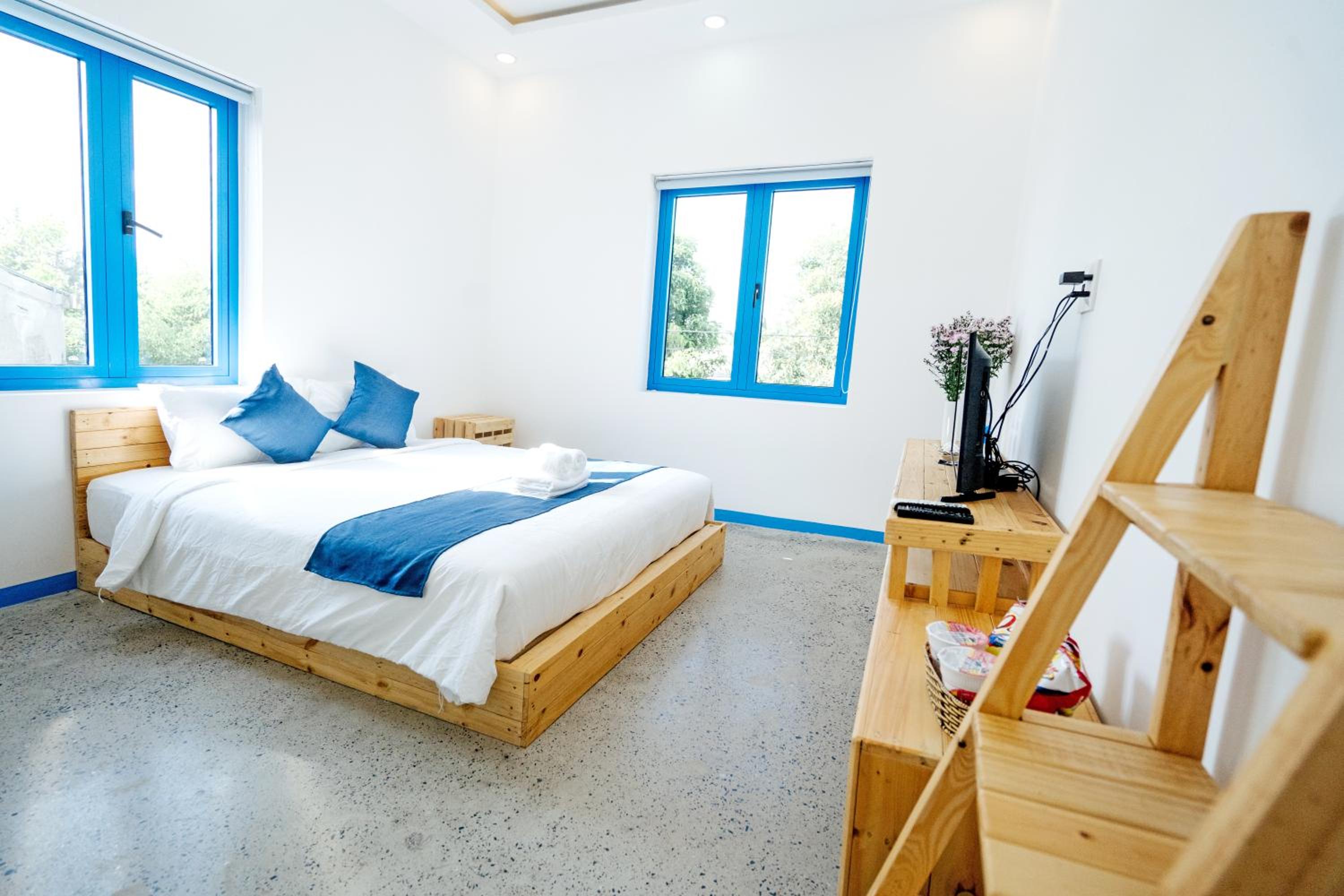 Double Room with Pool View - Photo 4