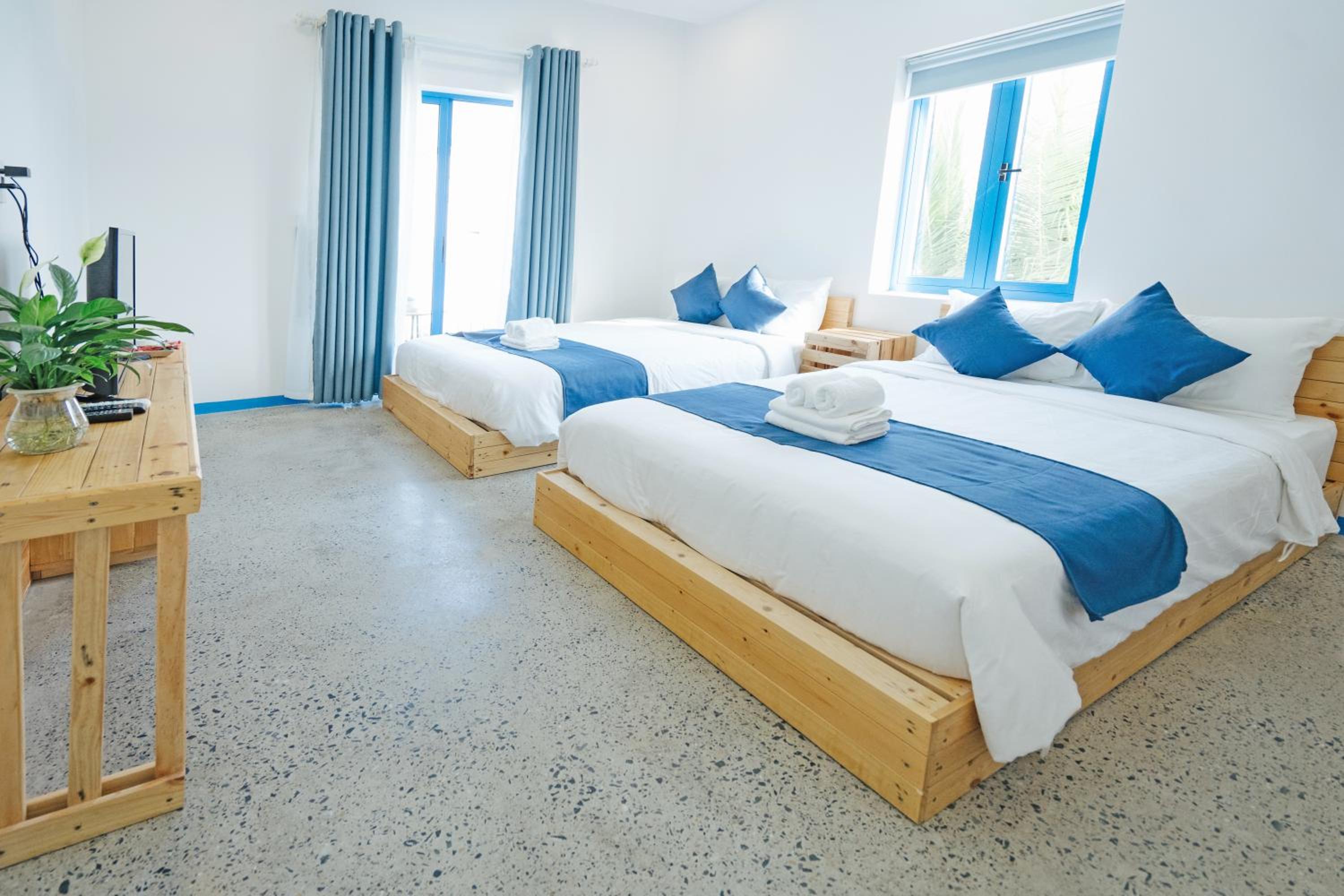 Superior Queen Room with Two Queen Beds - Photo 10