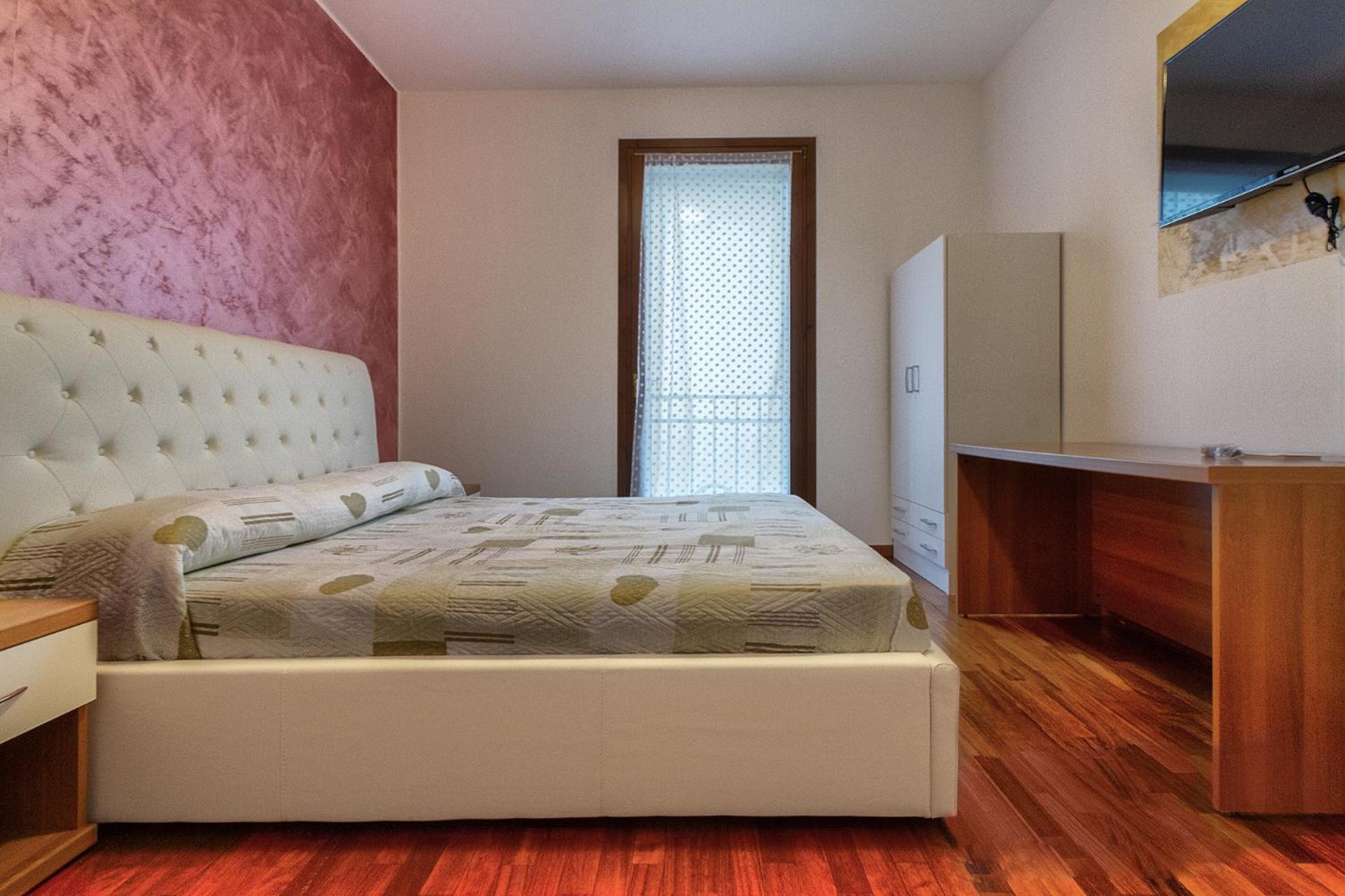 One-Bedroom Apartment - Photo 2