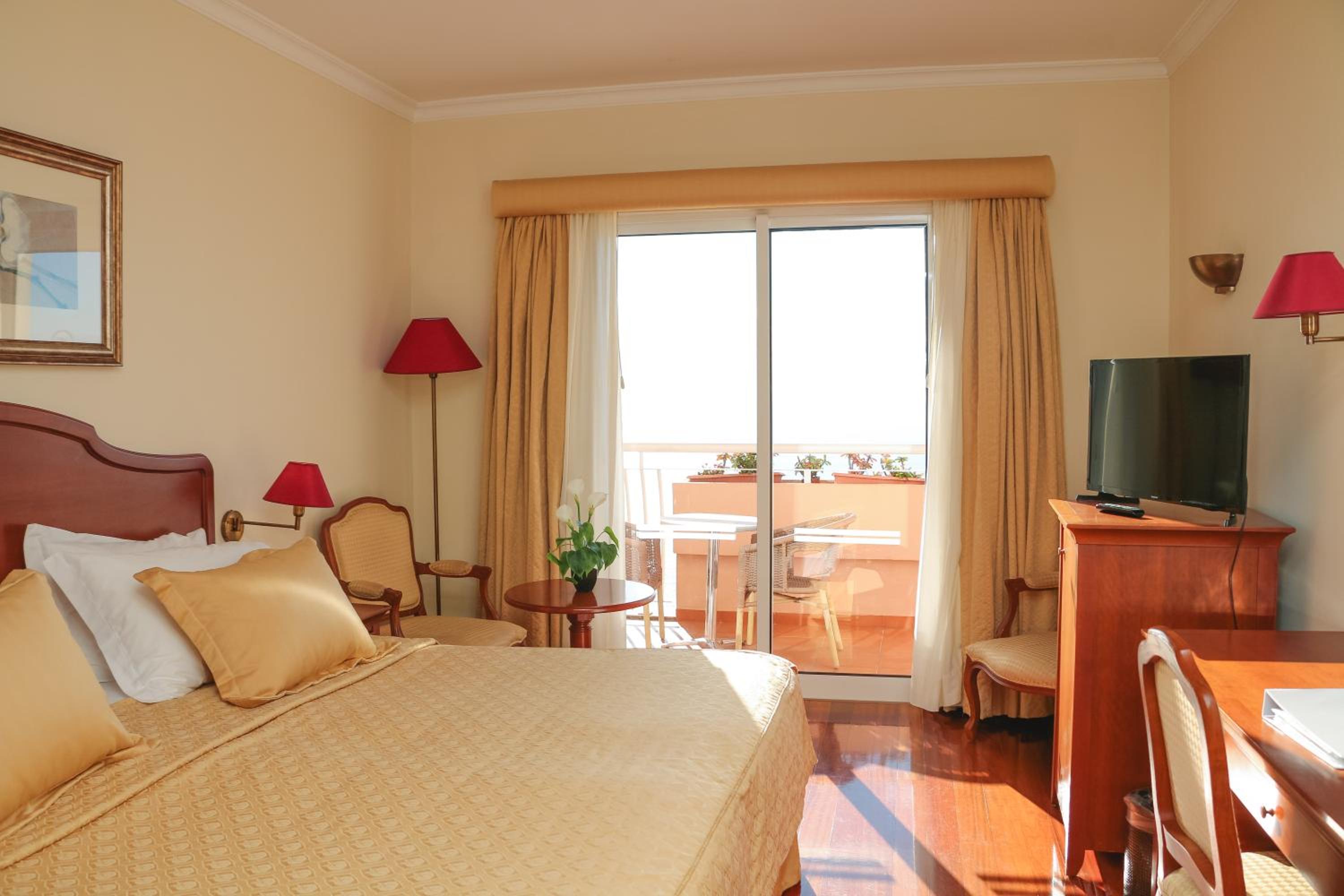 Double or Twin Room with Sea View - Photo 1