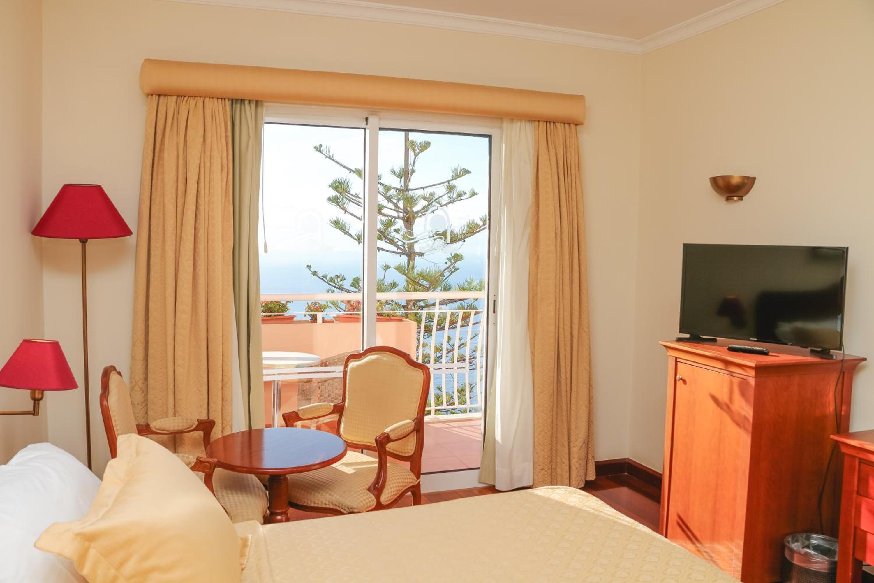 Double or Twin Room with Sea View - Photo 2