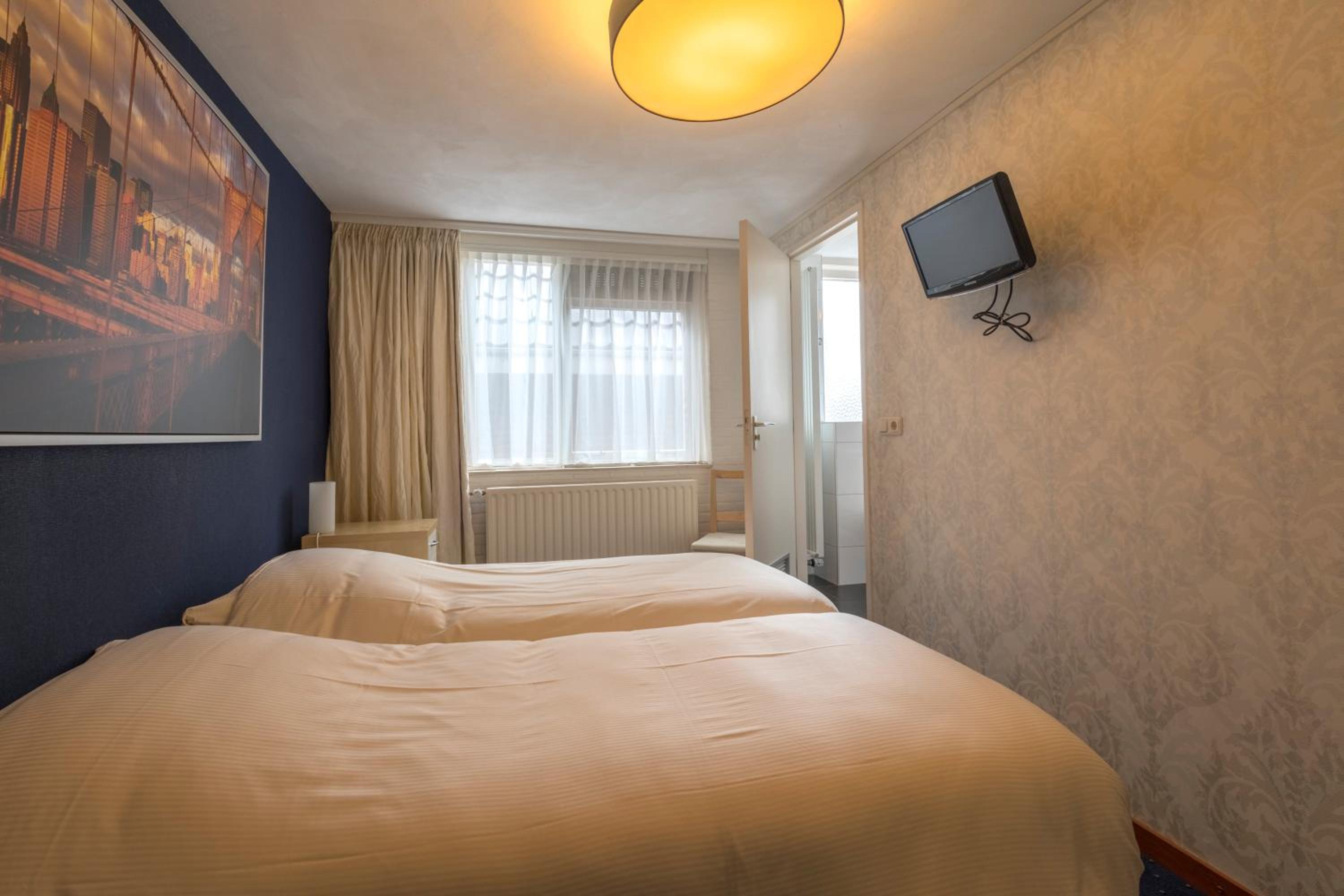 Small Twin Room photo 1