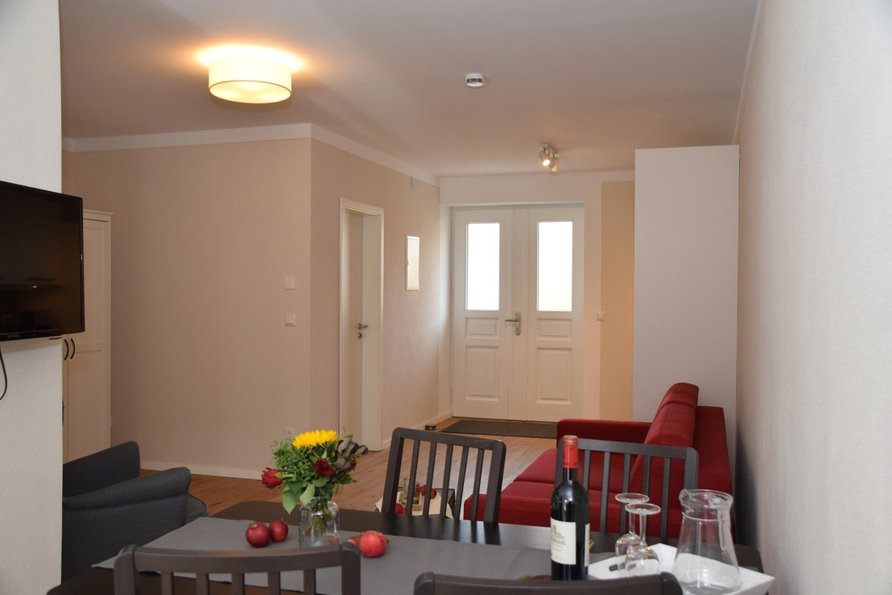 One-Bedroom Apartment with Garden photo 2