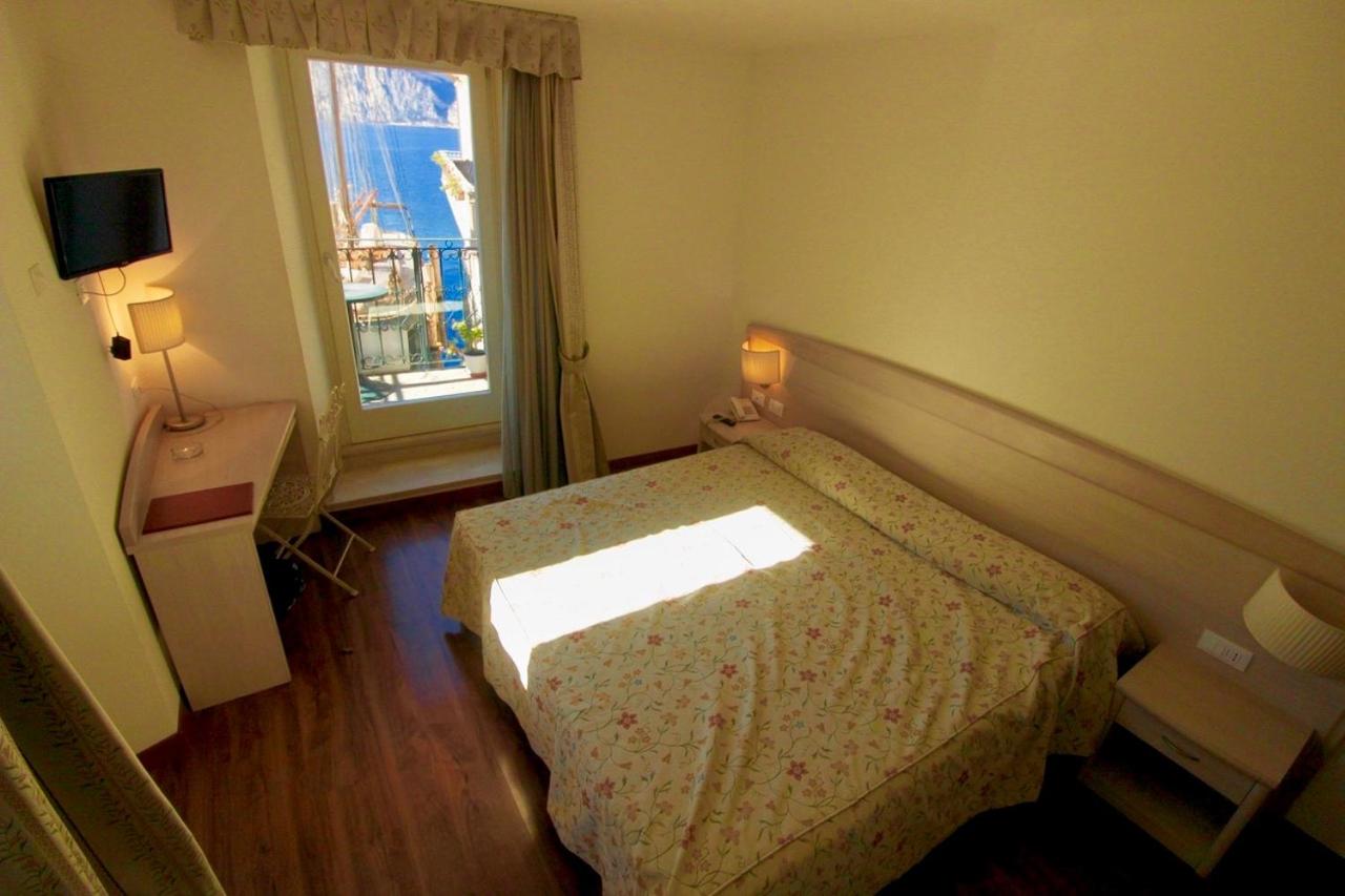 Double or Twin Room with Balcony and Lake View - Photo 1