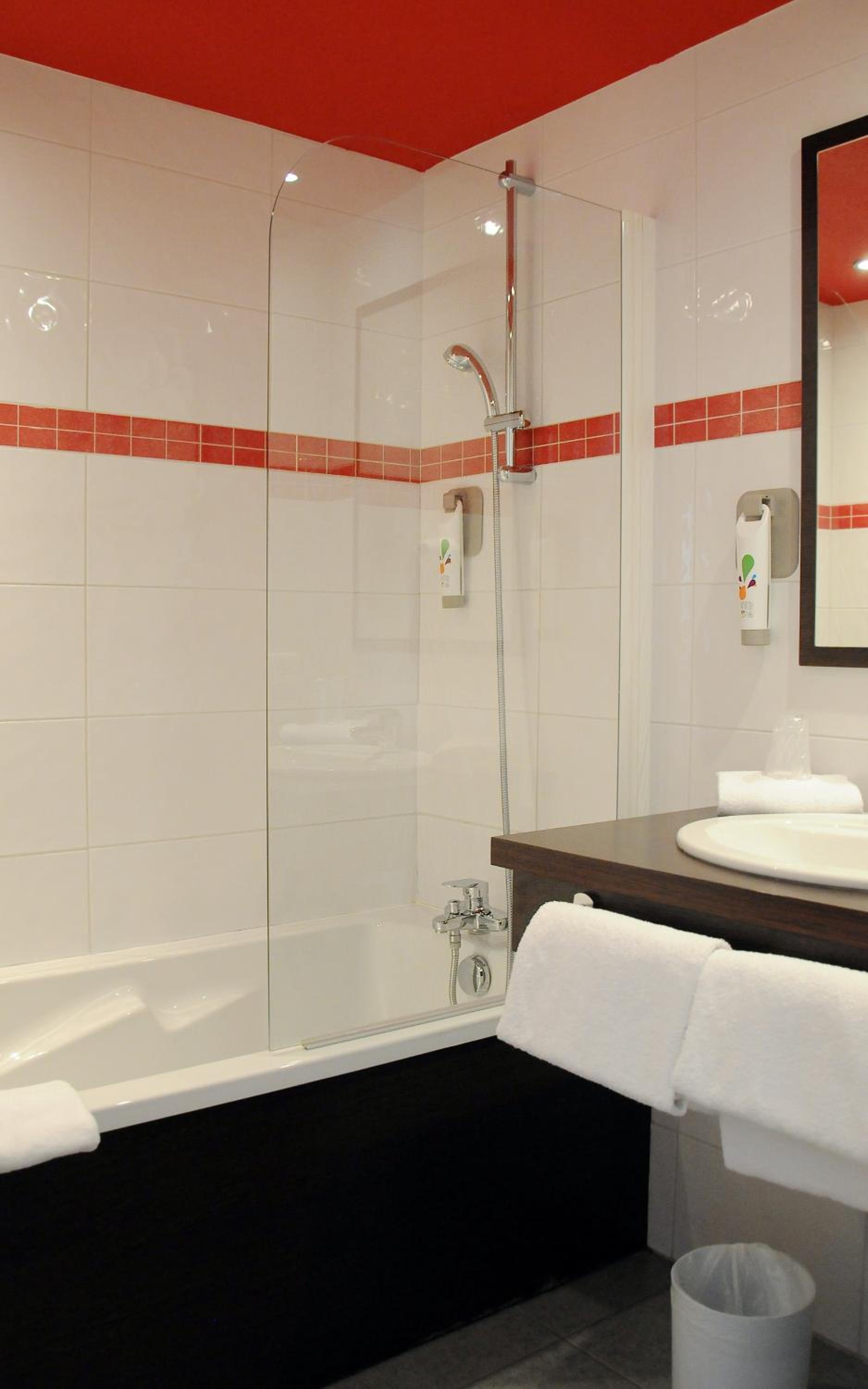 Standard Suite with 1 Double Bed and 2 Single Beds photo 3