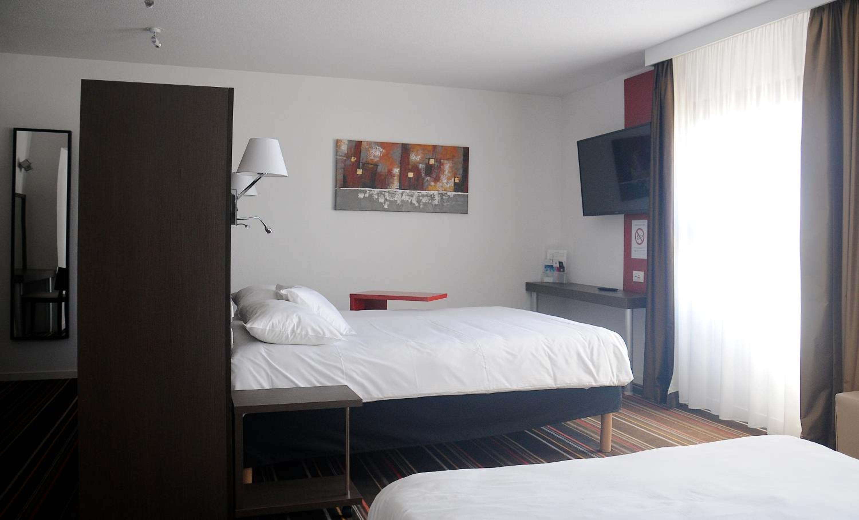 Standard Suite with 1 Double Bed and 2 Single Beds photo 2