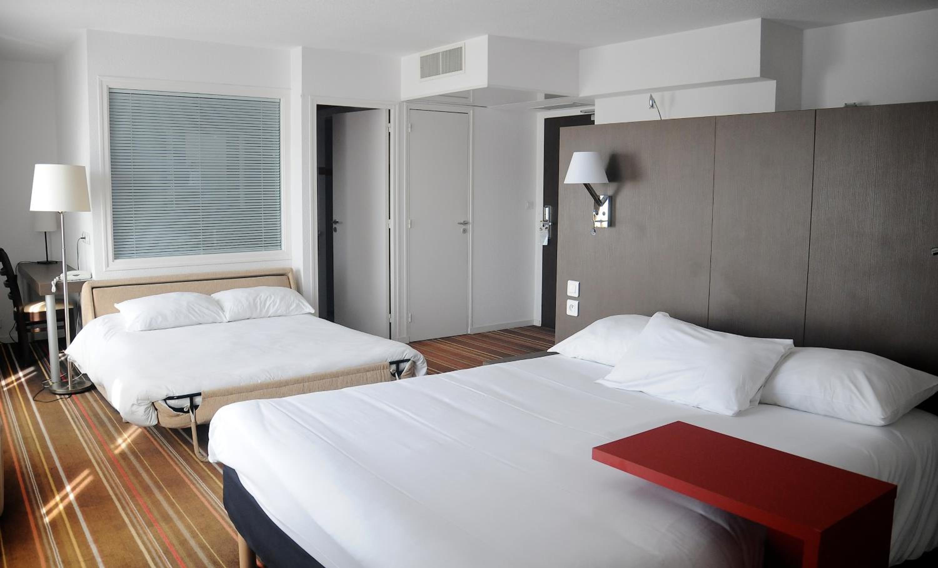 Standard Suite with 1 Double Bed and 2 Single Beds photo 1
