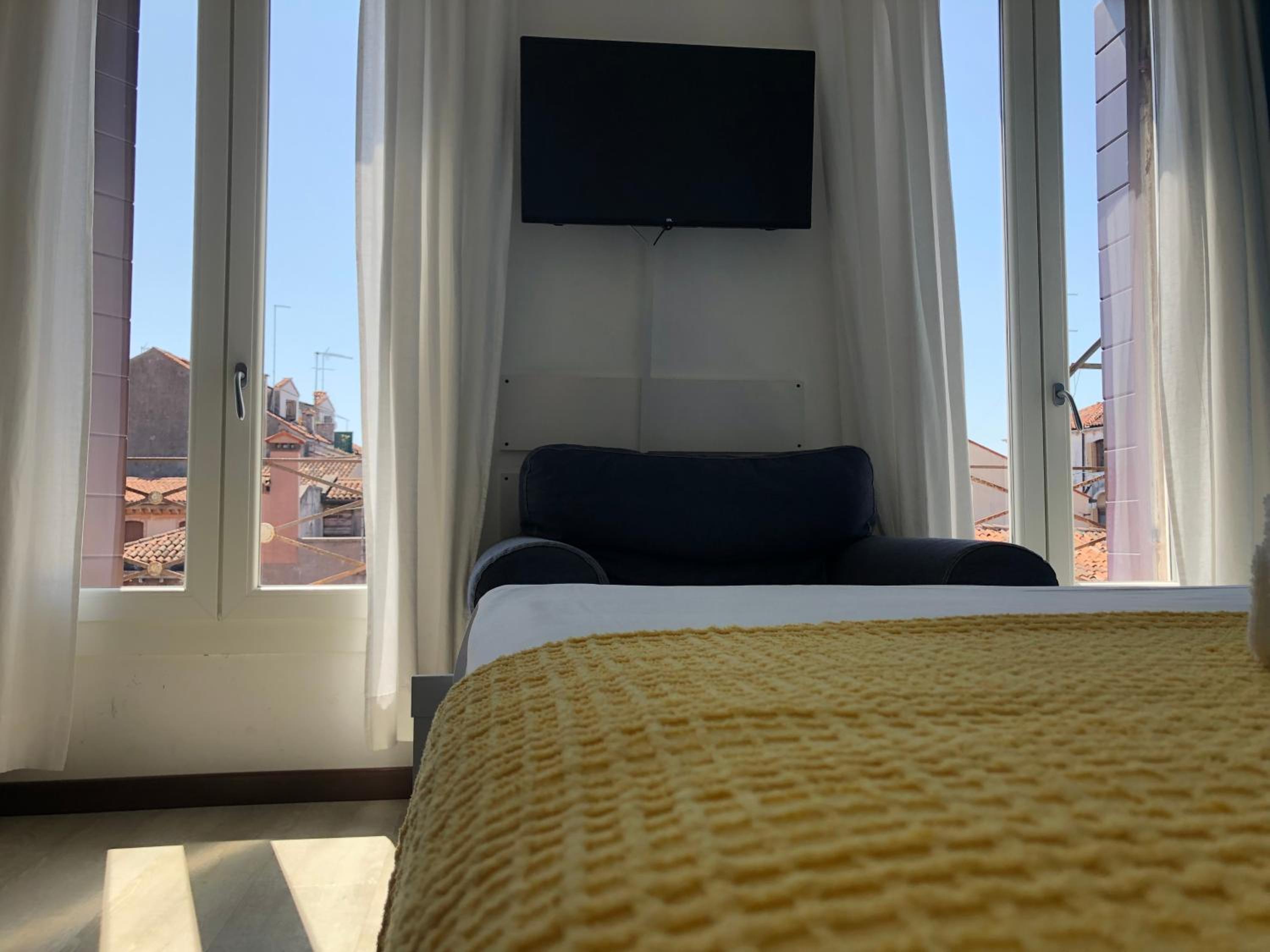 Standard Double Room with Shared Bathroom photo 2