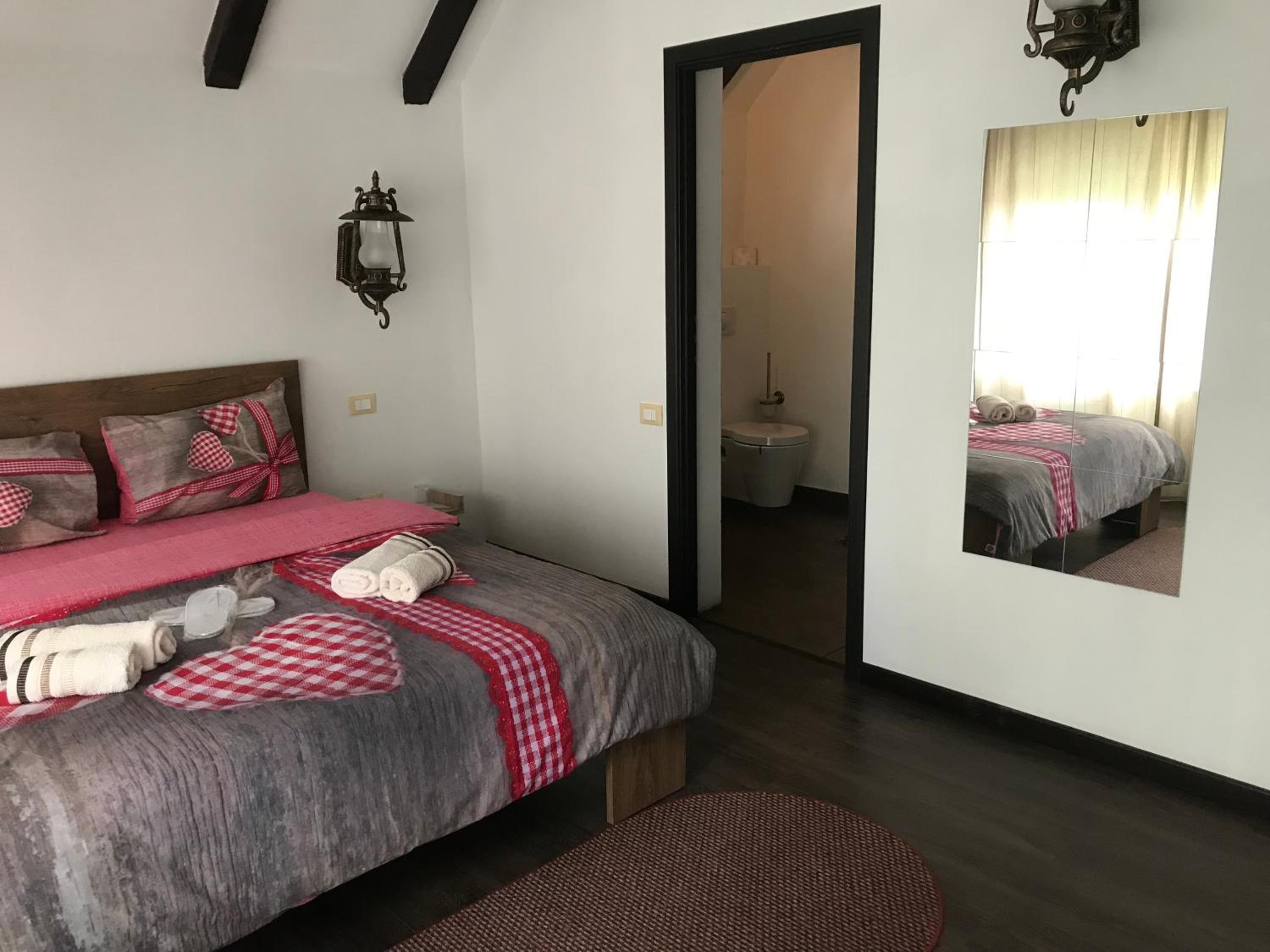 Double Room with Private Bathroom - Photo 4