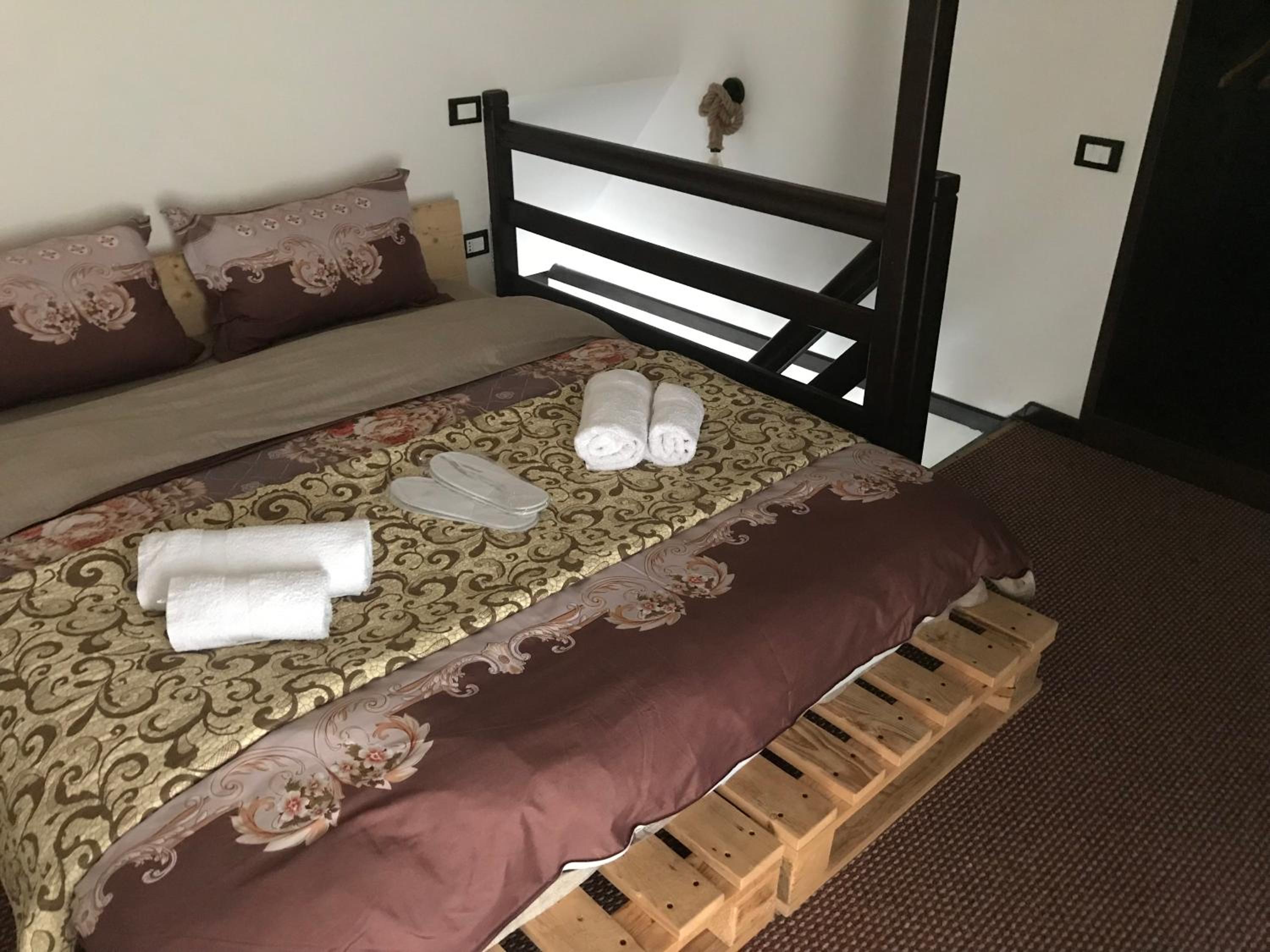 King Room with Balcony - Photo 7