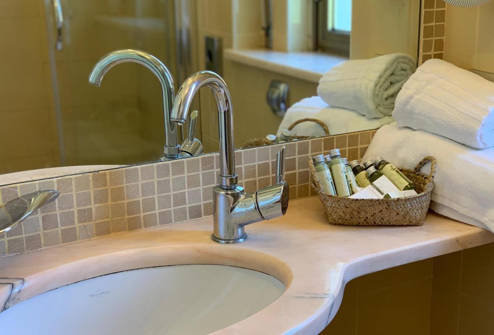 Double or Twin Room with Sea View photo 3