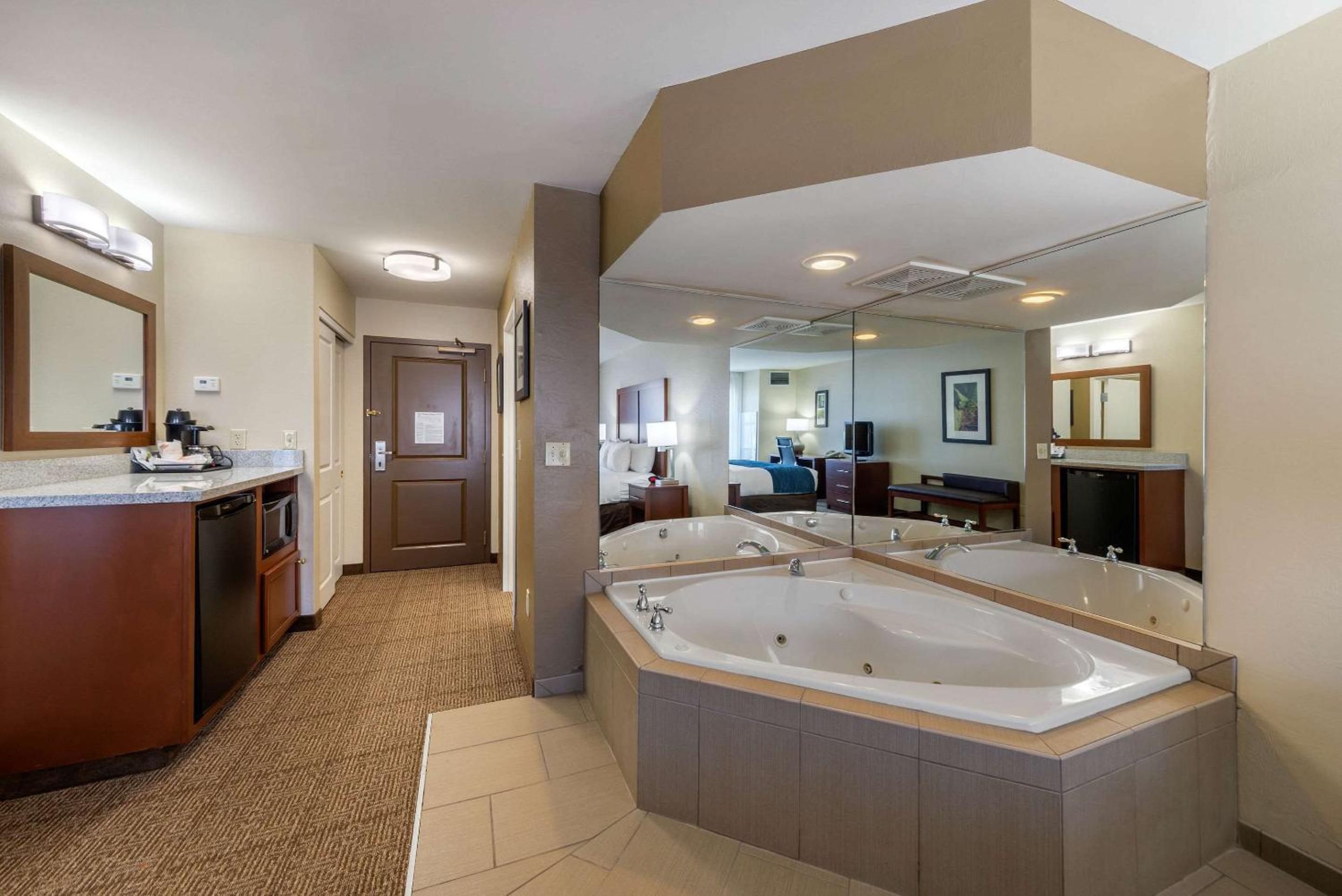 King Suite with Whirlpool - Non-Smoking - Photo 2