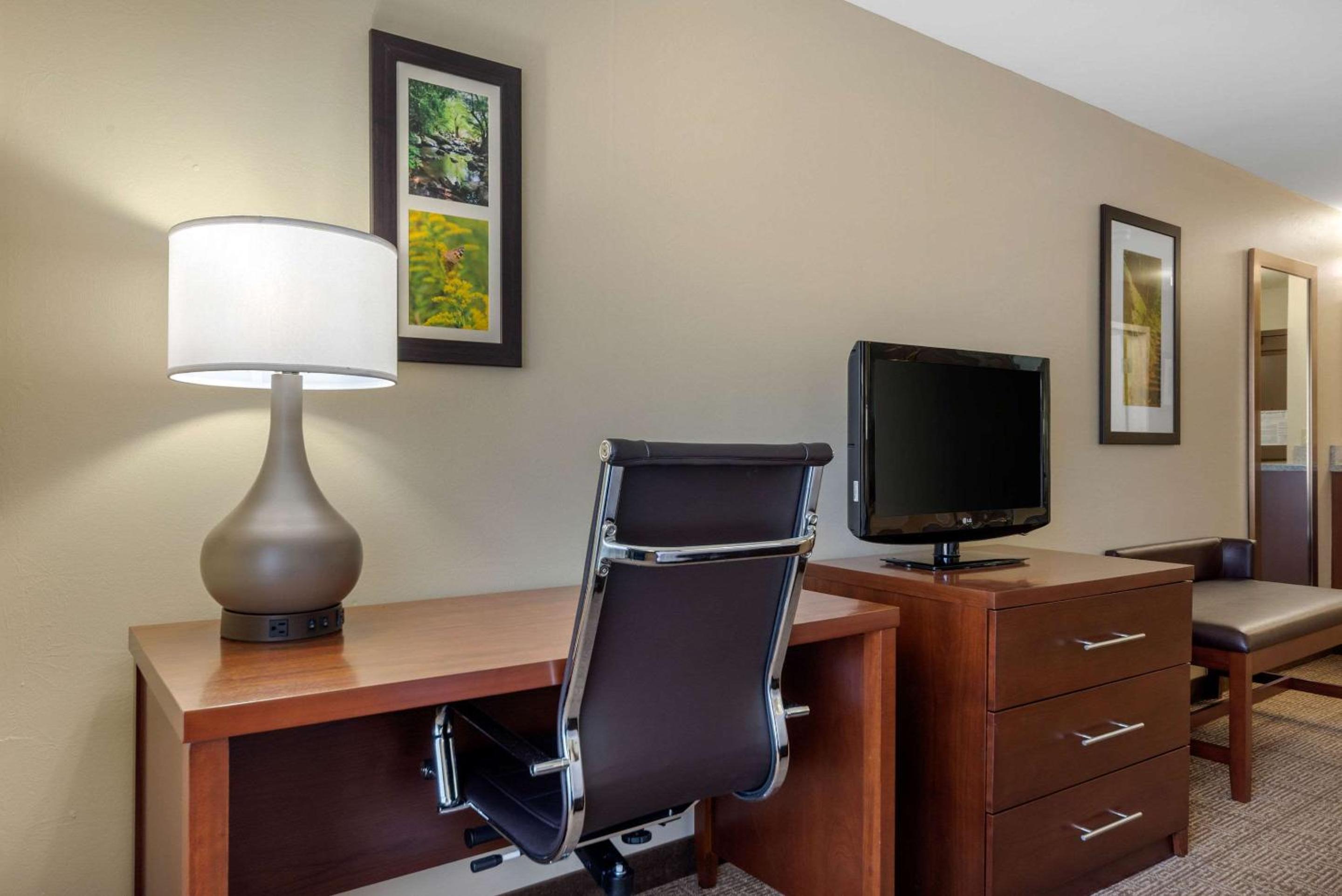 King Suite with Whirlpool - Non-Smoking - Photo 6