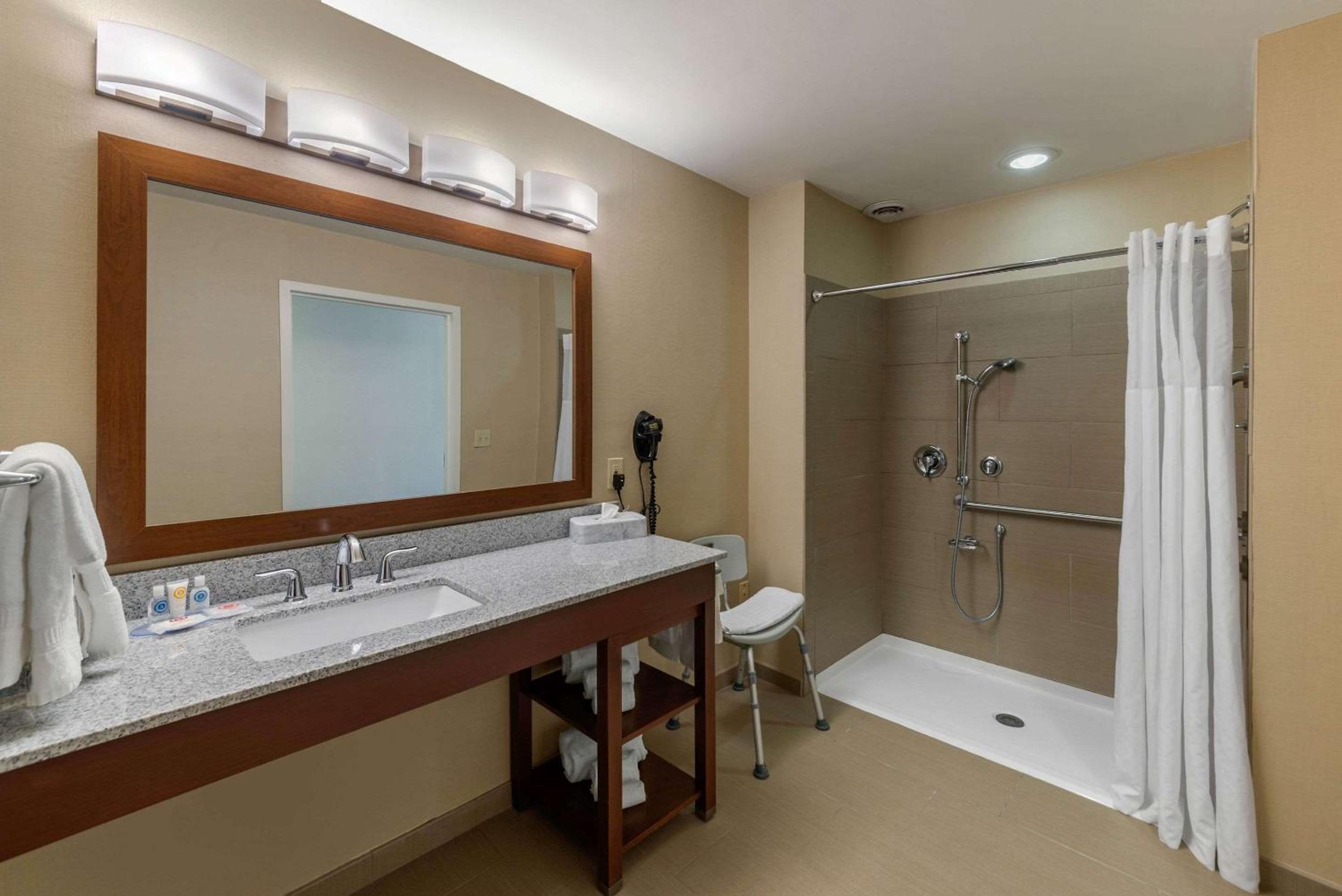 King Room - Accessible/Non-Smoking - Photo 2