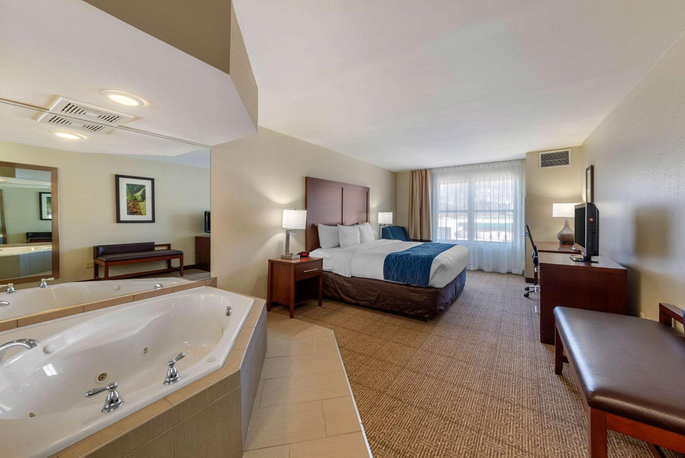 King Suite with Whirlpool - Non-Smoking - Photo 3