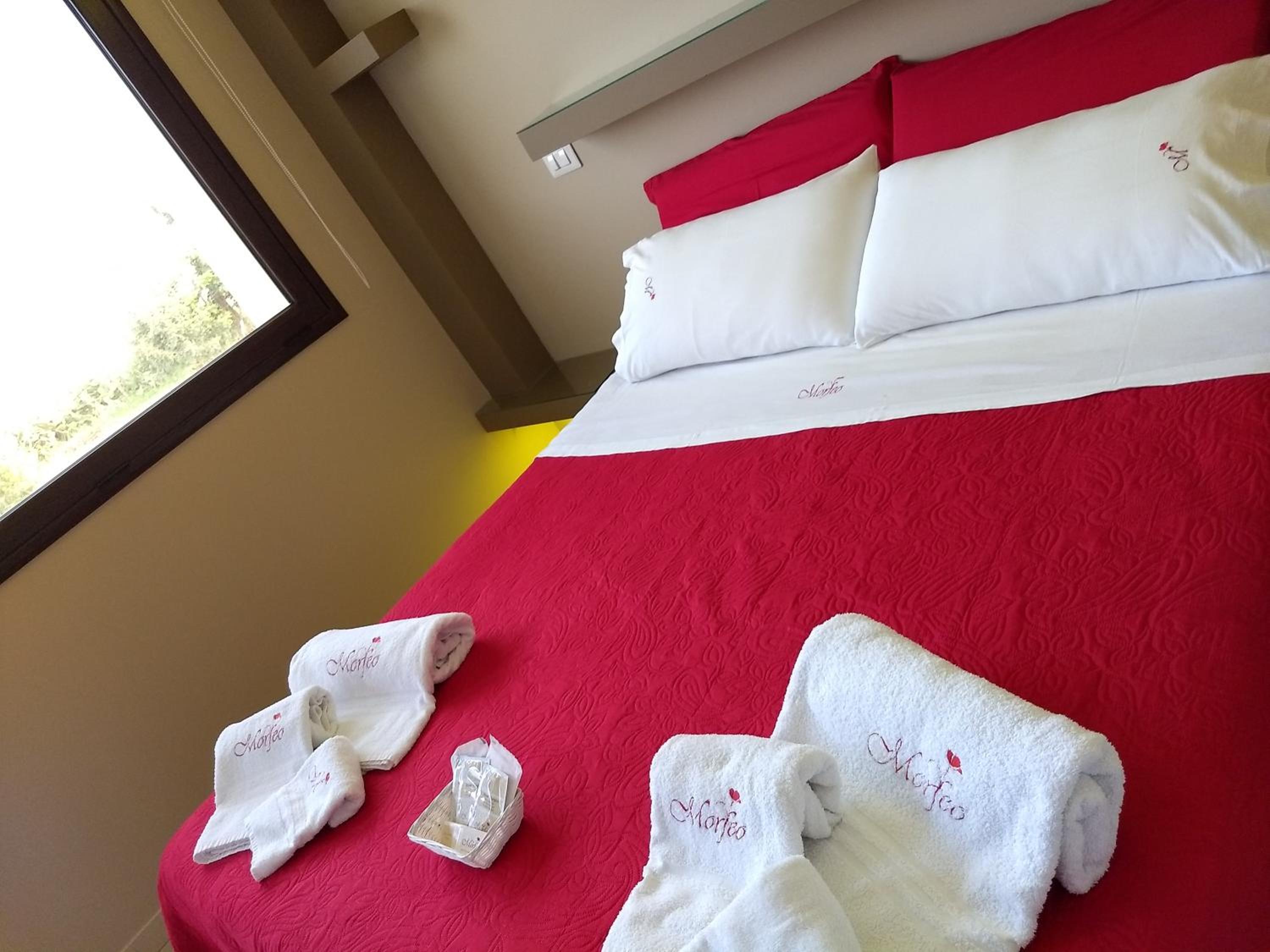 Deluxe Double Room (2 Adults + 1 Child)