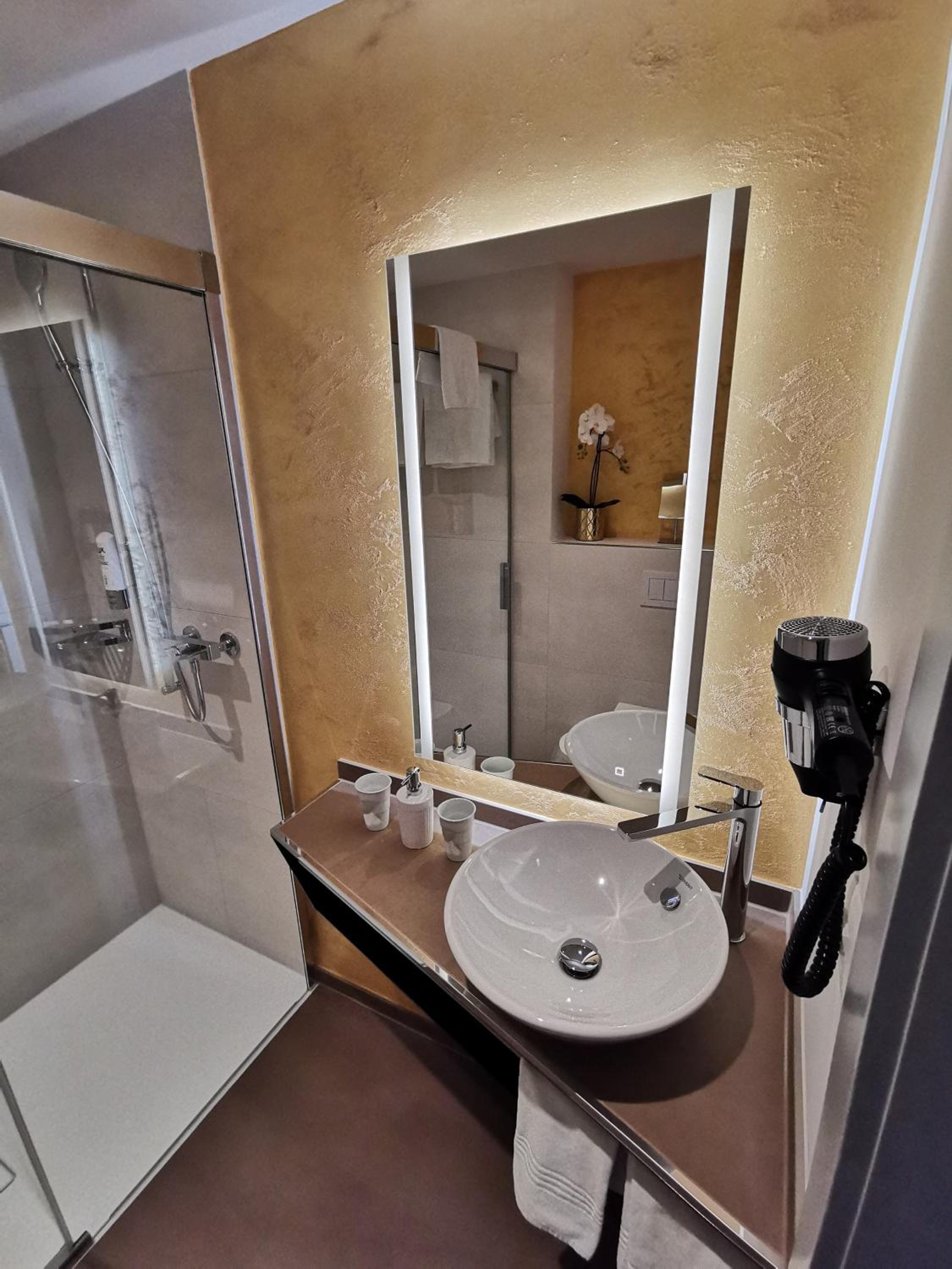 Double Room with Balcony and Lake View - Photo 2