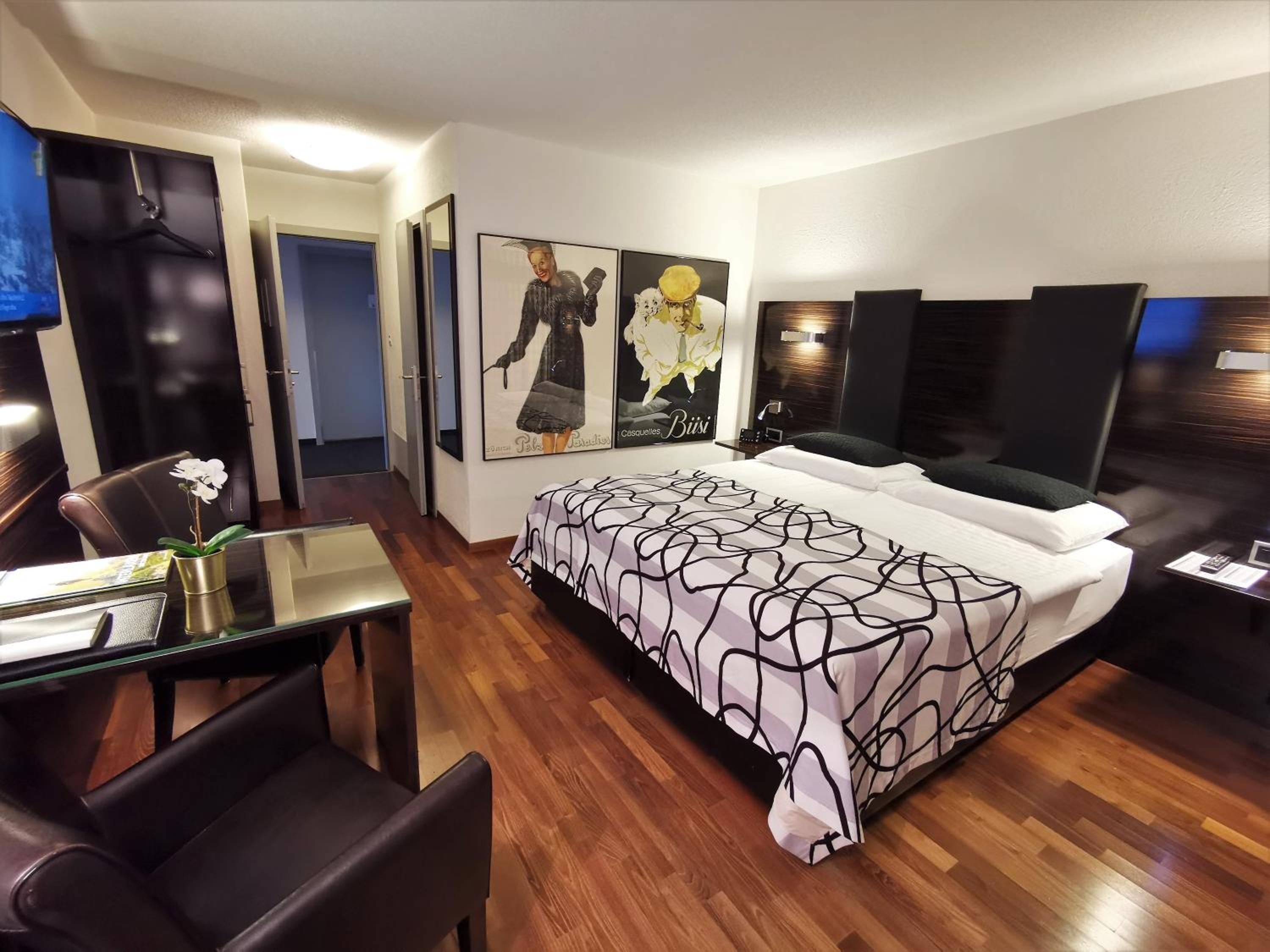 Double Room with Balcony and Lake View - Photo 1