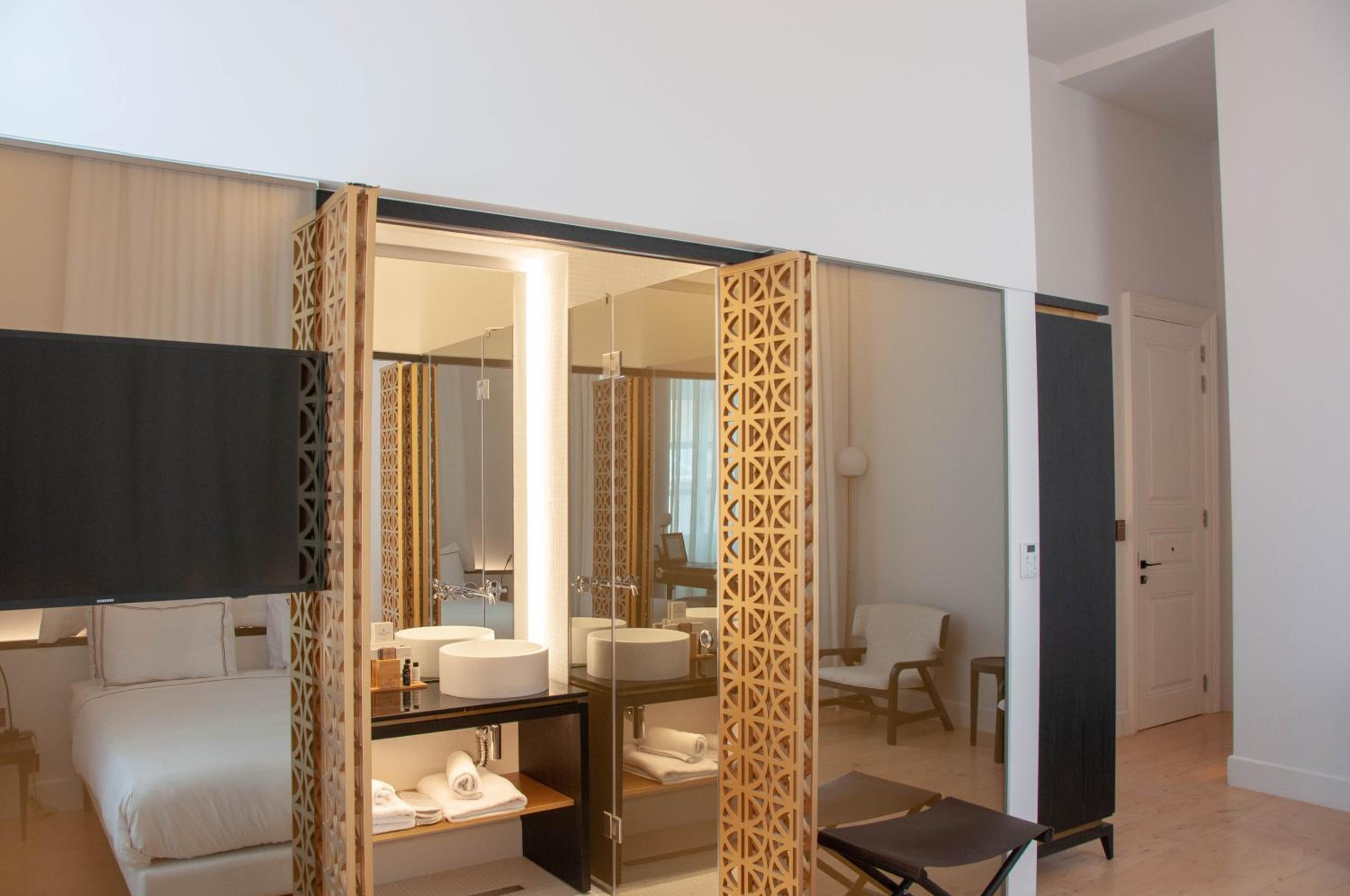 Deluxe Double or Twin Room - Photo 8