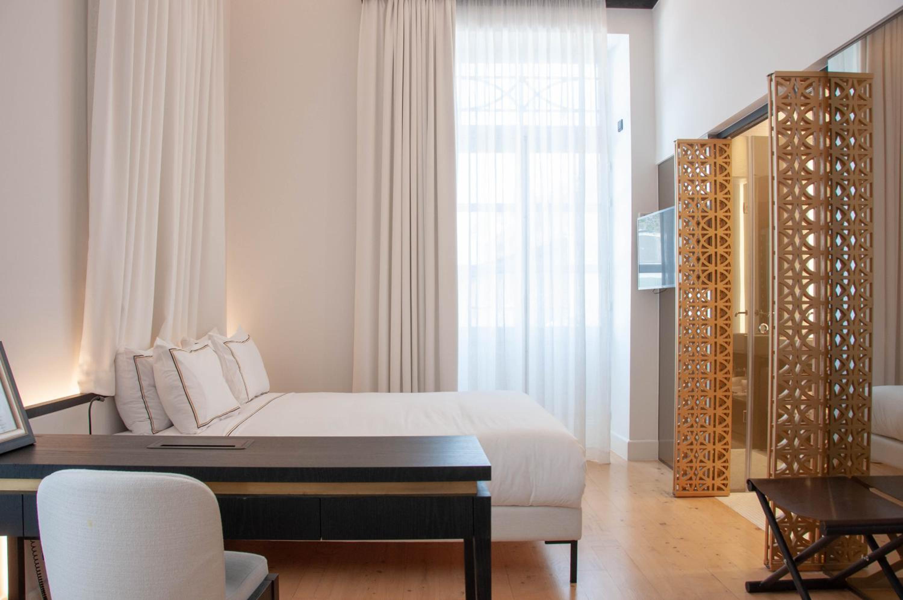 Deluxe Double or Twin Room - Photo 10