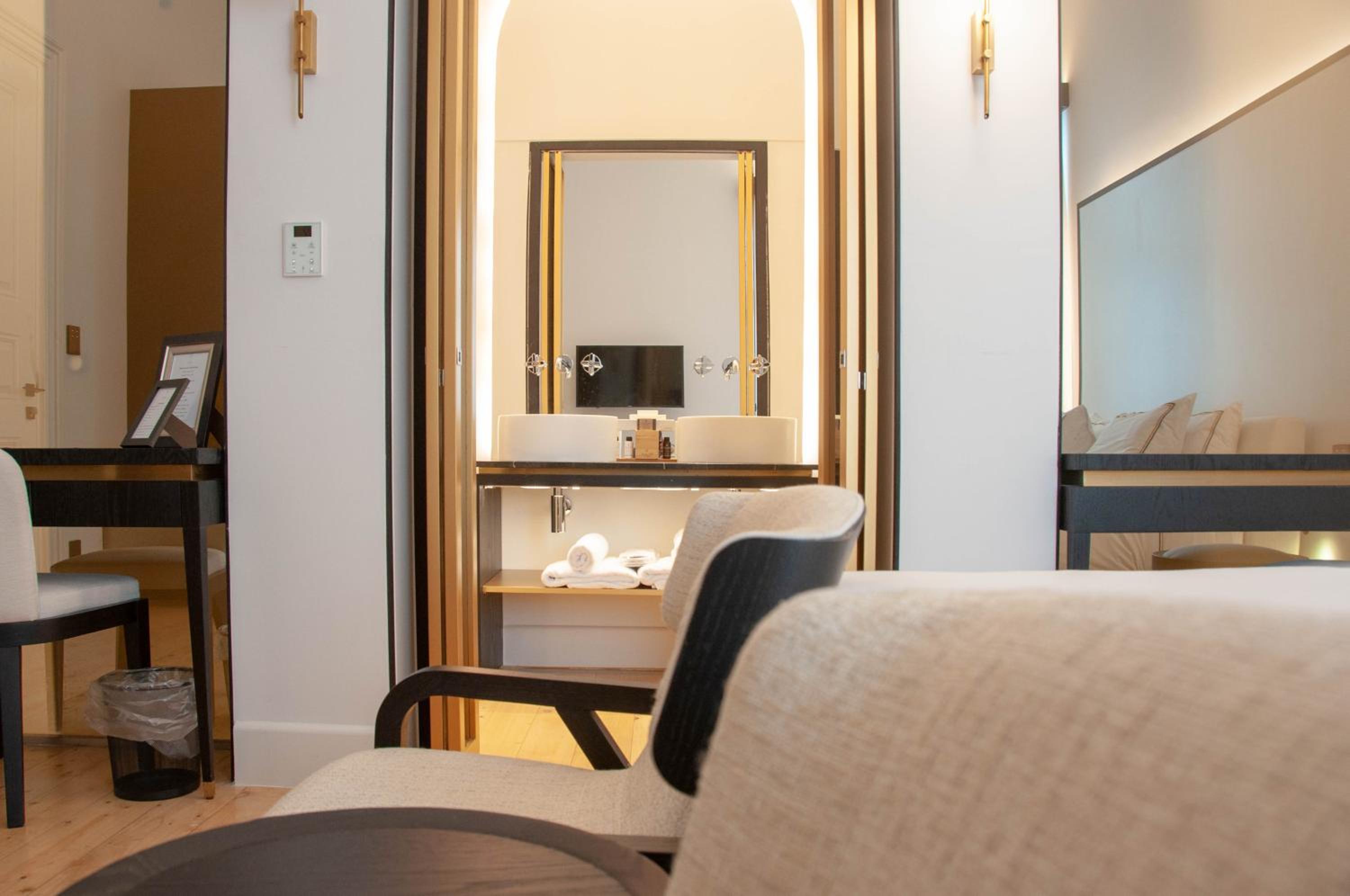 Deluxe Double or Twin Room - Photo 18