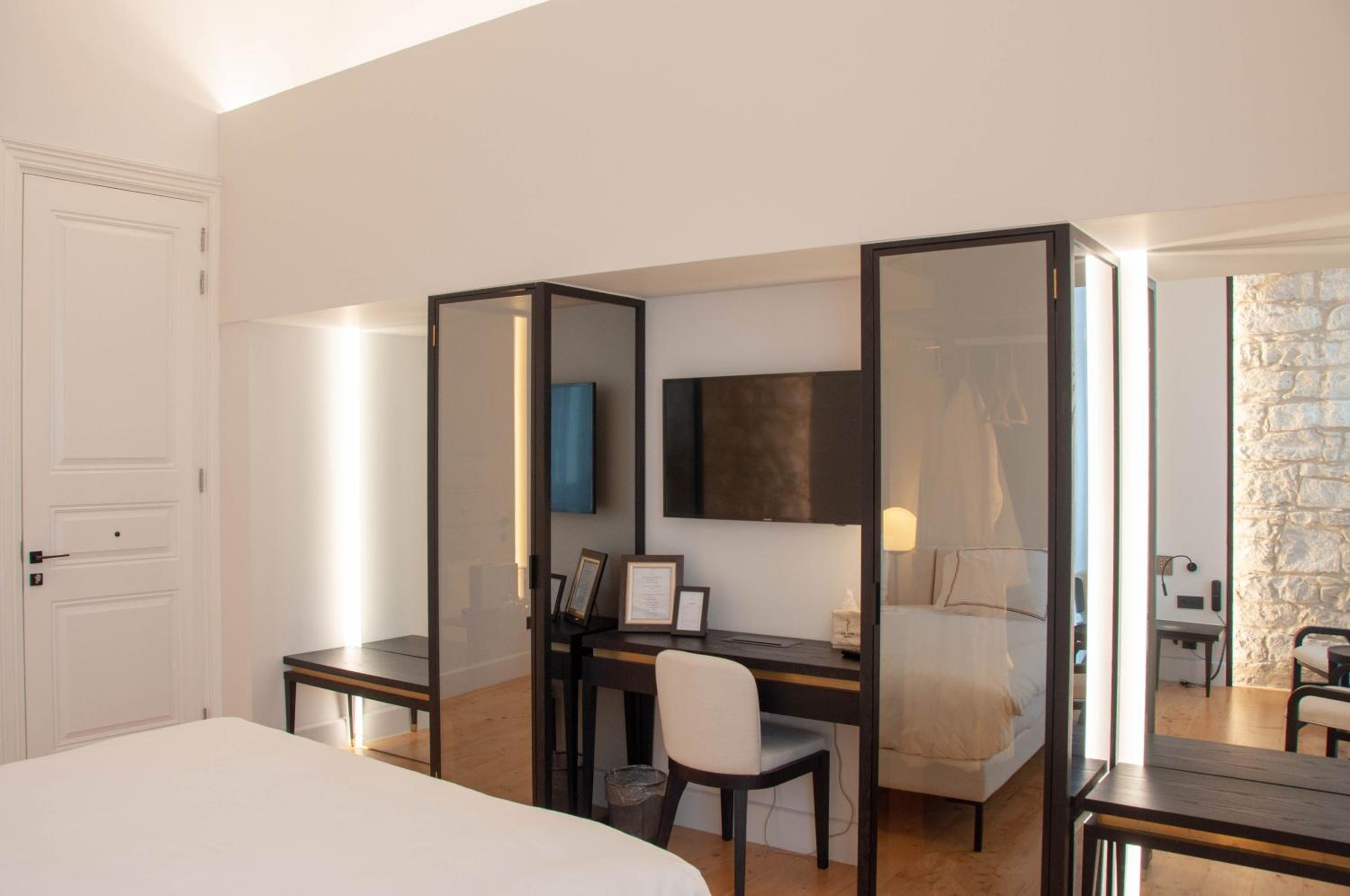 Deluxe Double or Twin Room - Photo 24