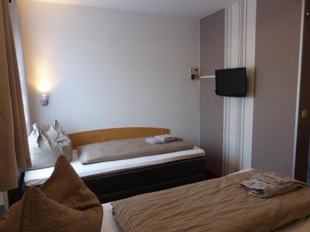 Twin Room - Disability Access - Photo 6