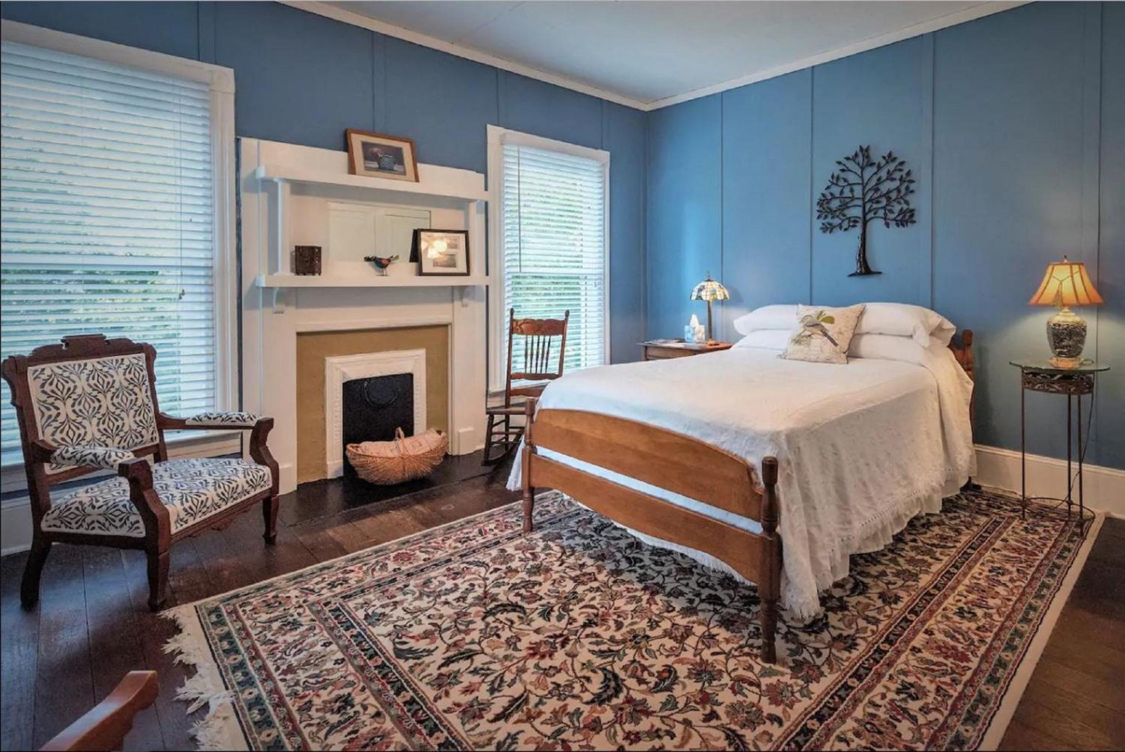 Queen Room with Shared Bathroom photo 1