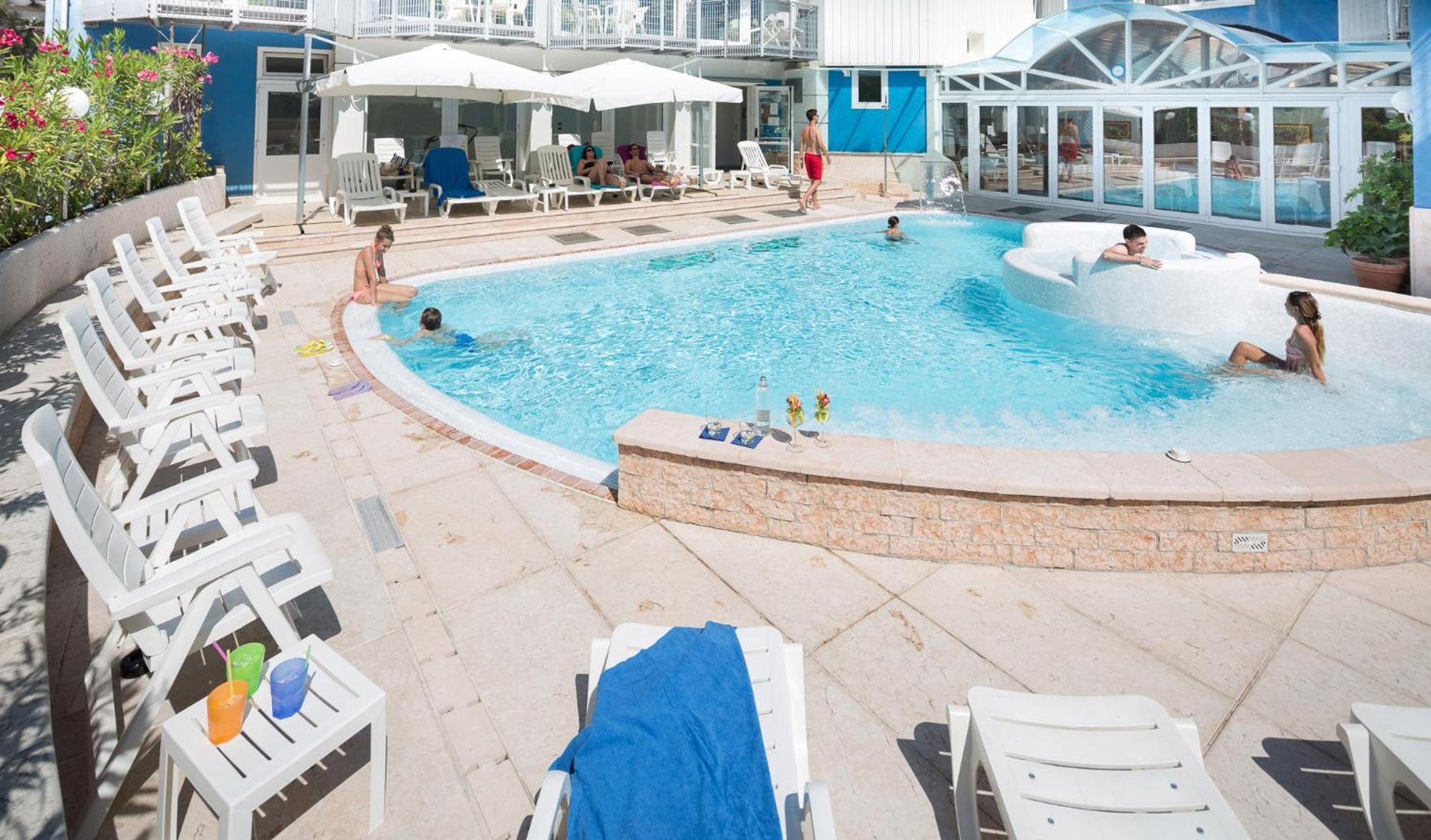 Superior Room with Pool View - Photo 4