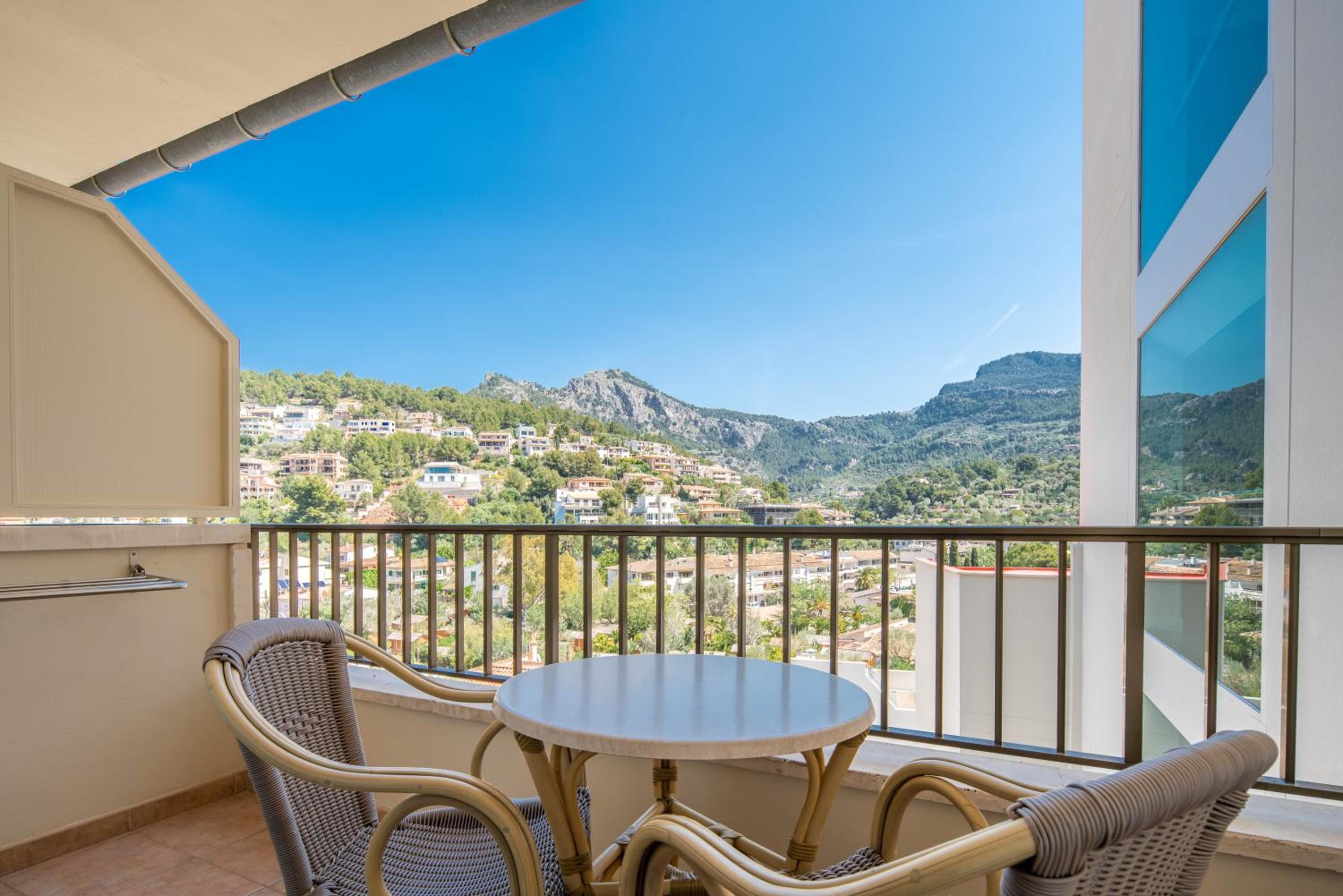 Double Room with Mountain View and Balcony