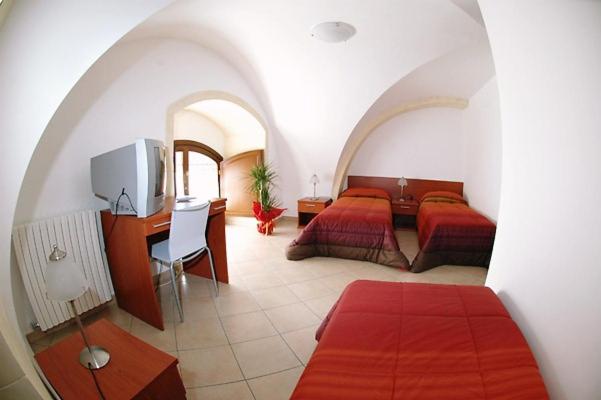 Large Double or Twin Room - Photo 3