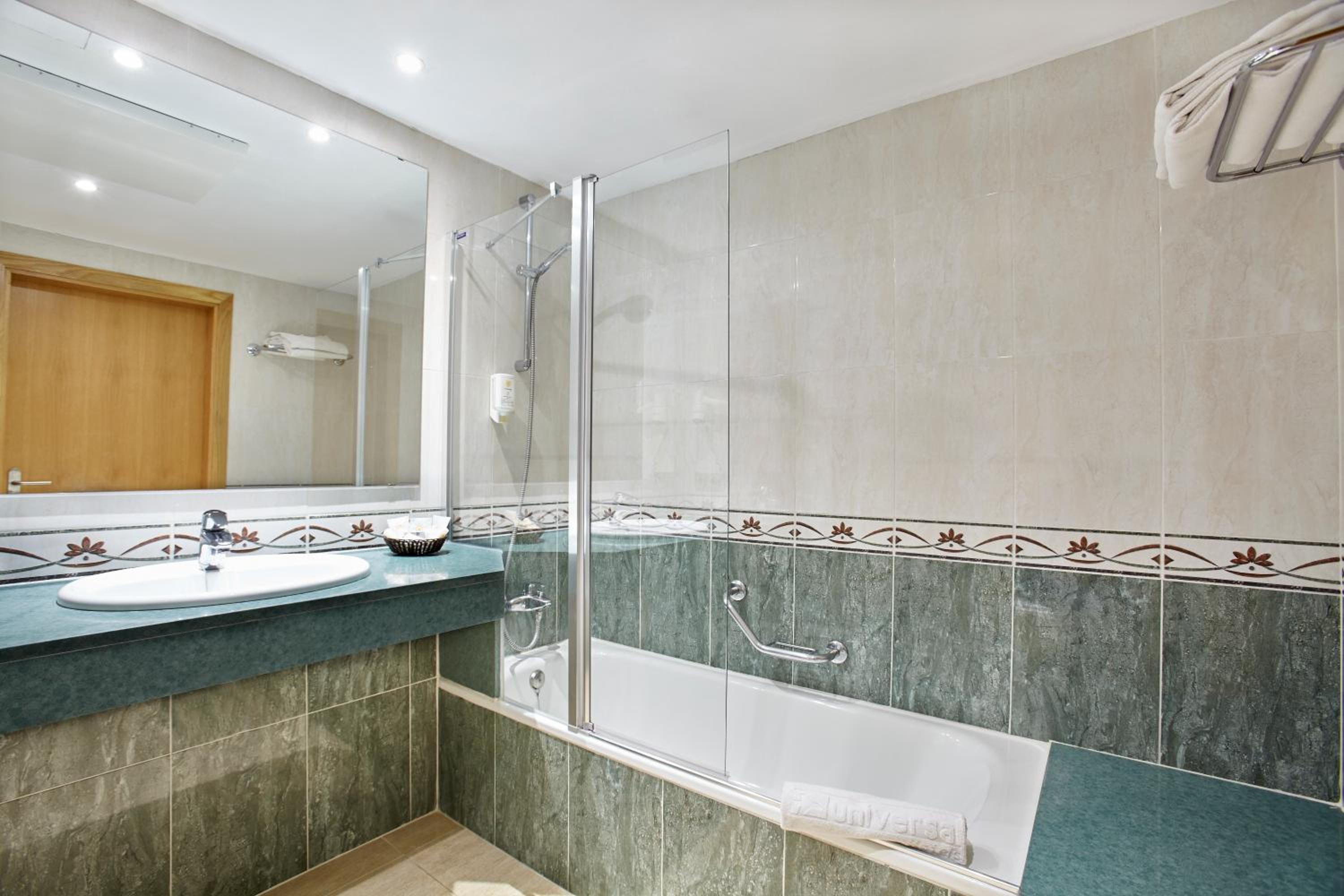 Superior Double Room with Sea View (2 adults + 1 child) thumbnail 5