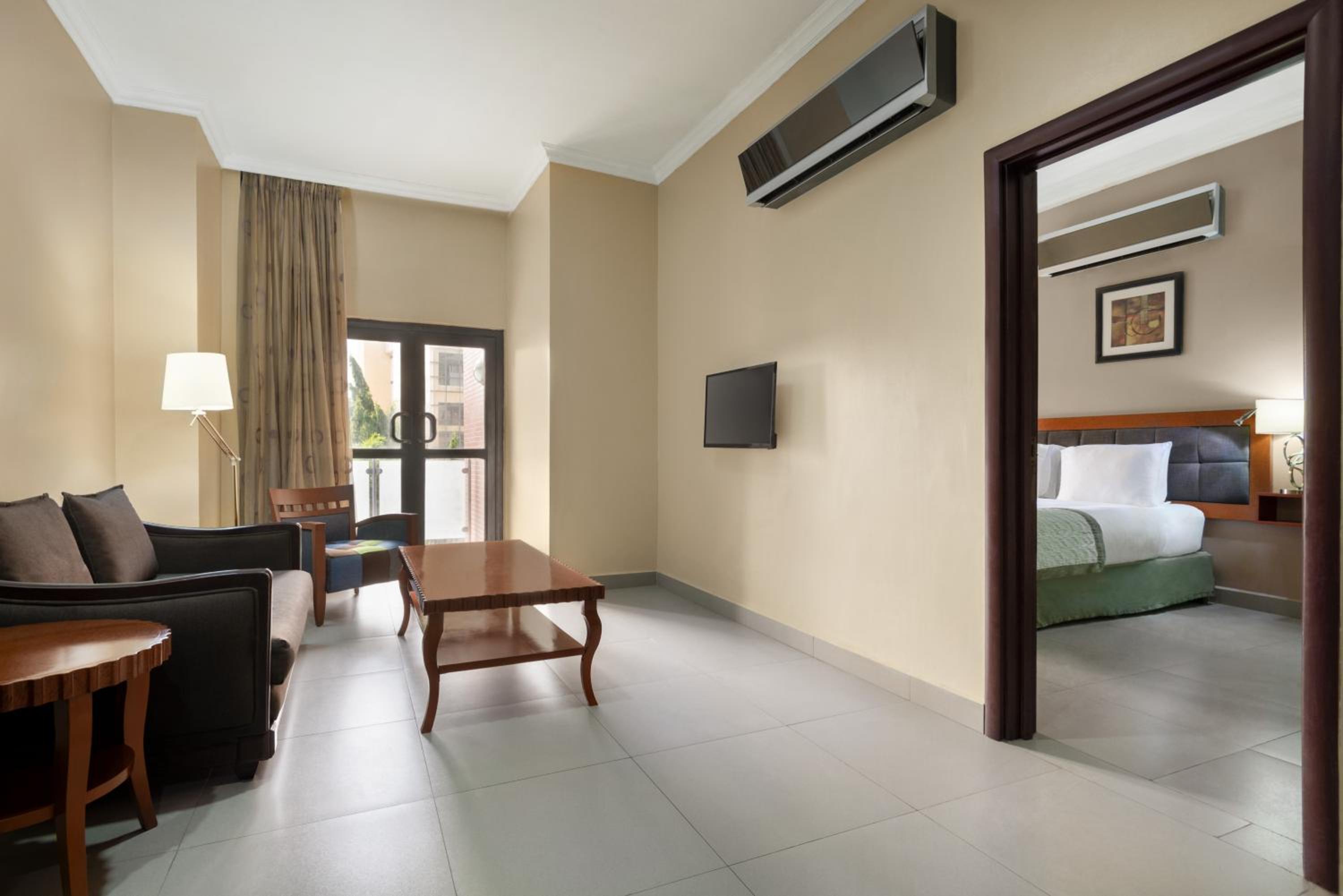 King Suite - Non-Smoking - Photo 6
