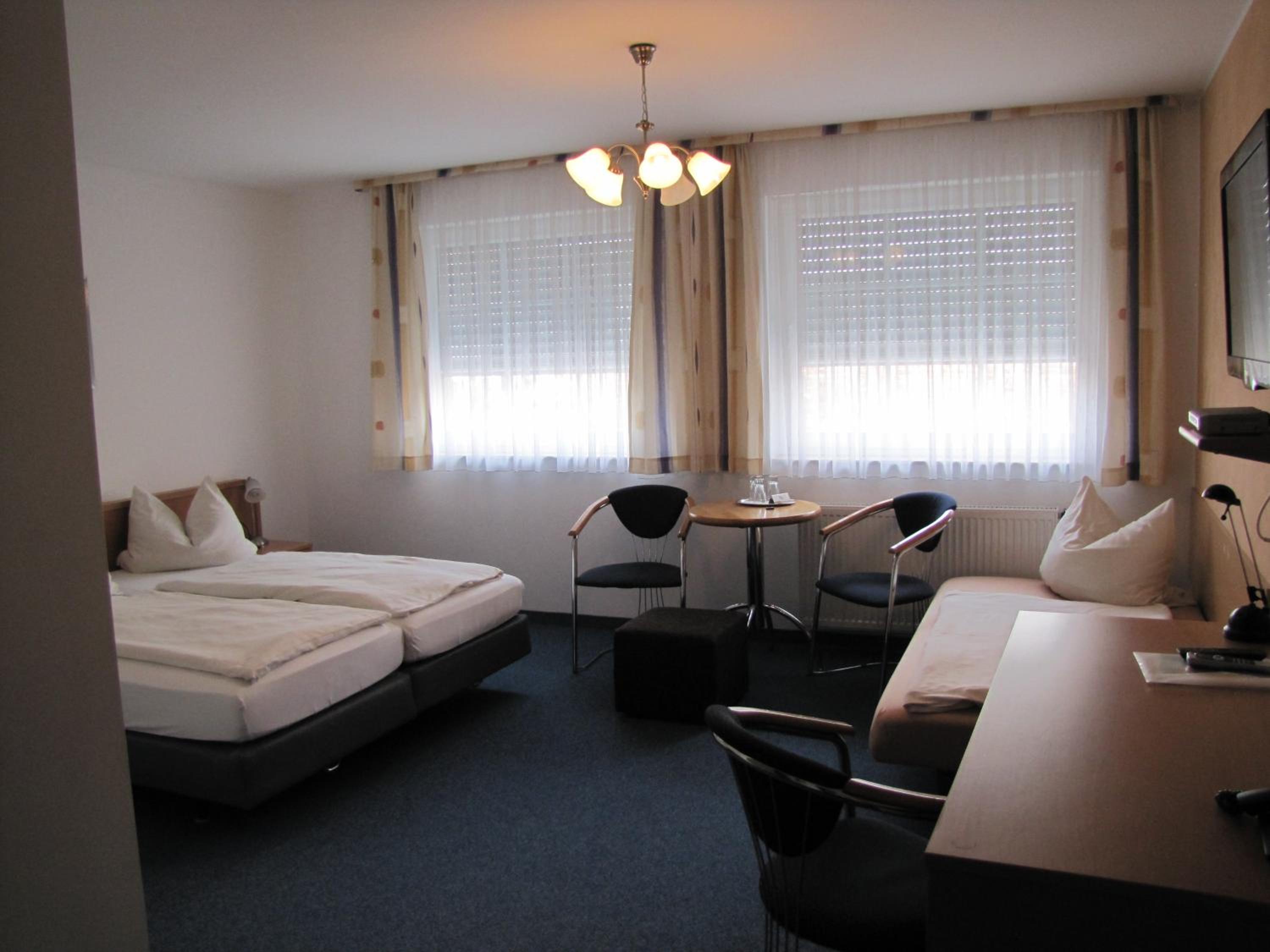 Twin Room with Extra Bed photo 2