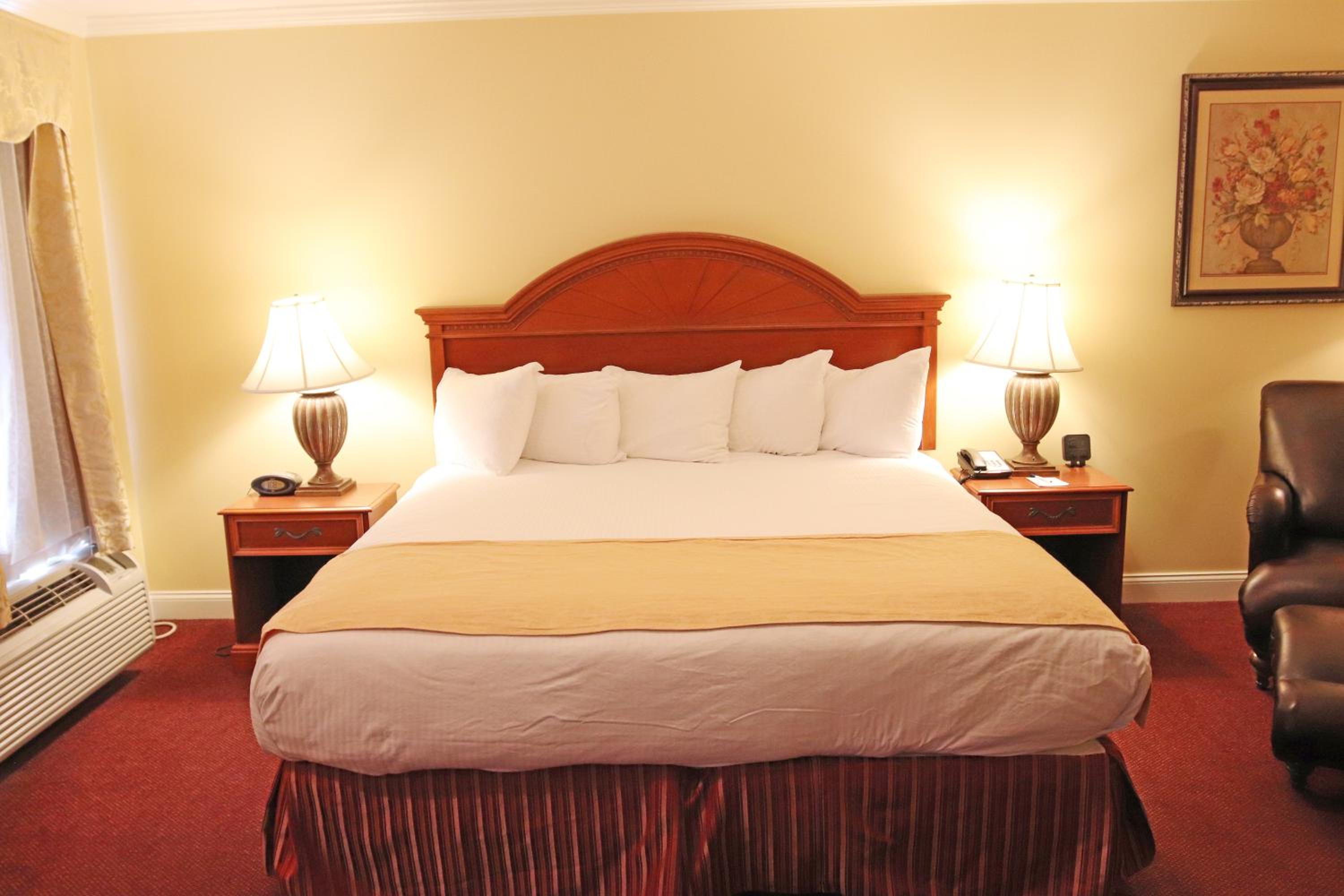 Executive King Suite with Fireplace - Non-Smoking - Photo 9