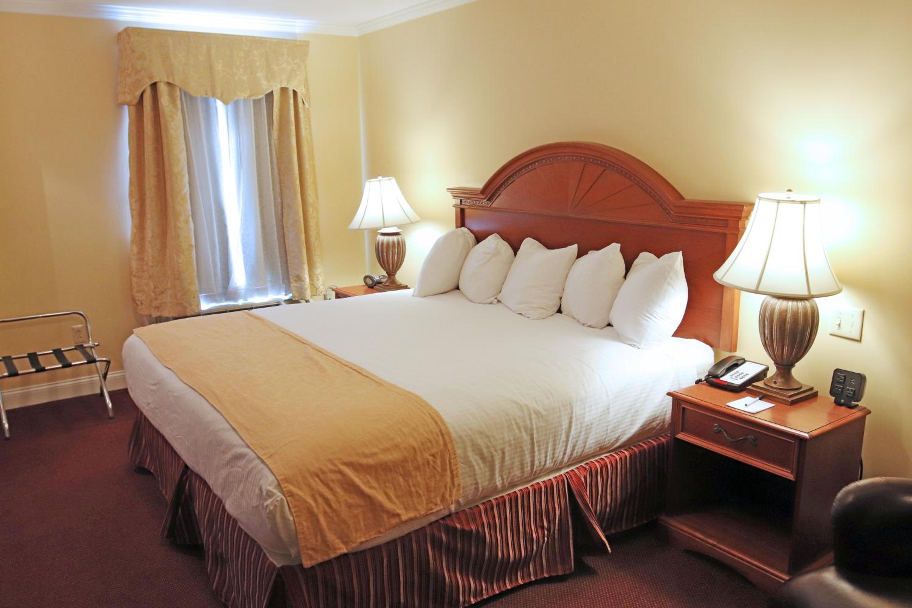 Executive King Suite with Fireplace - Non-Smoking - Photo 8