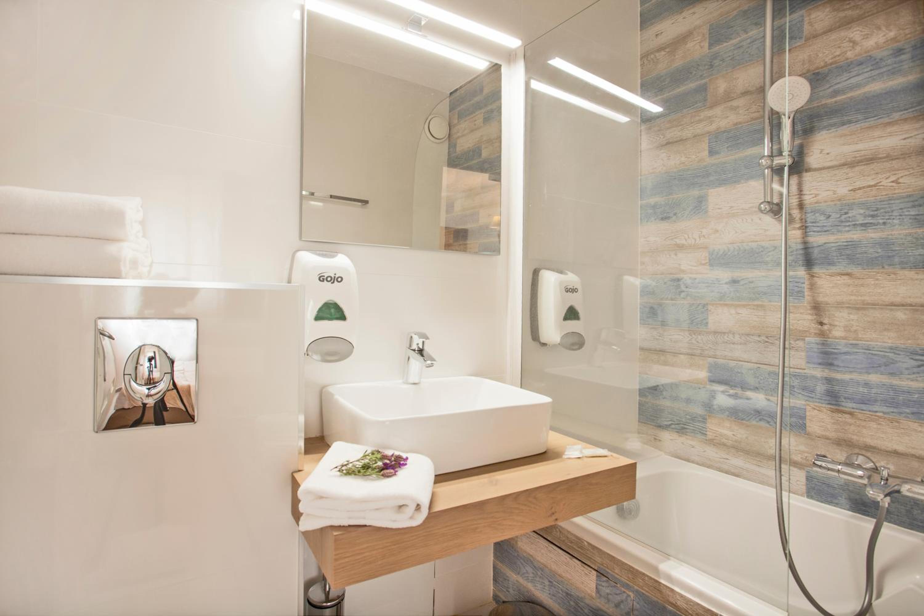 Double Room with Street View - Photo 5