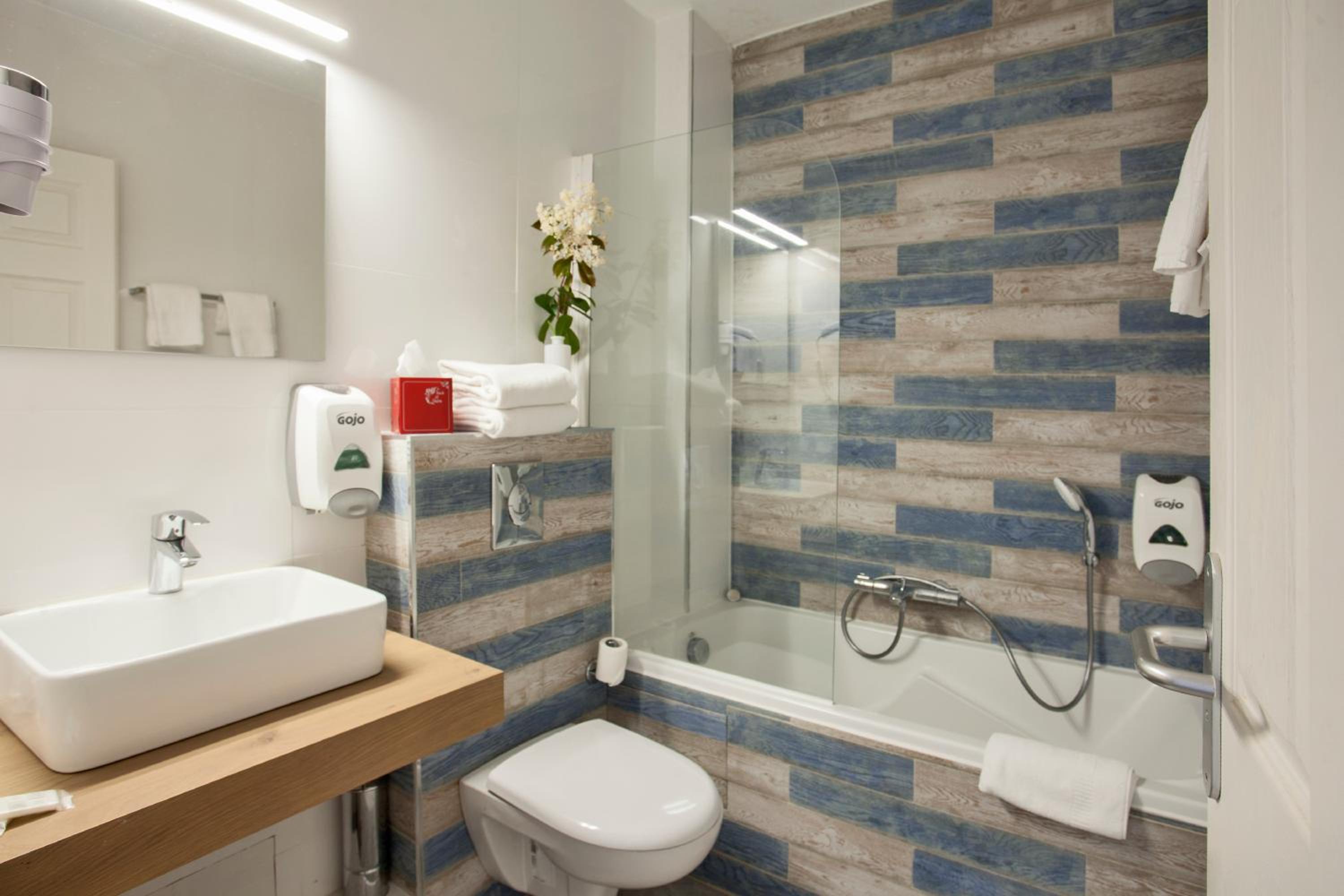 Quadruple Room with Street View - Photo 3