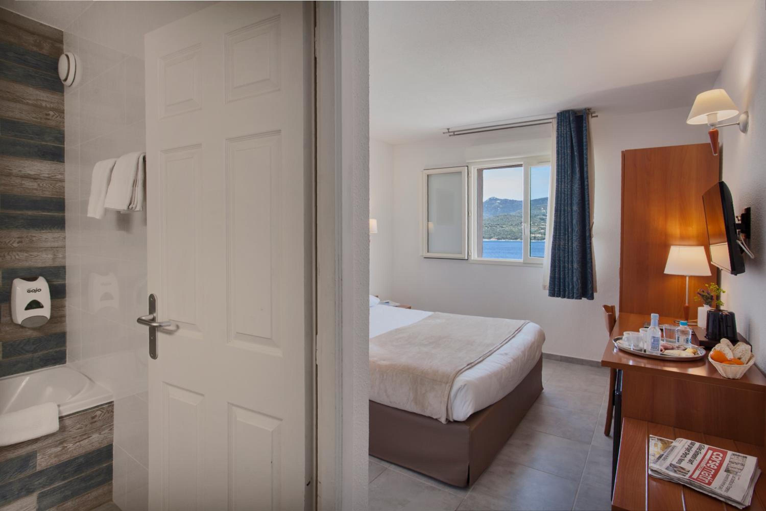 Double Room with Sea View - Photo 10