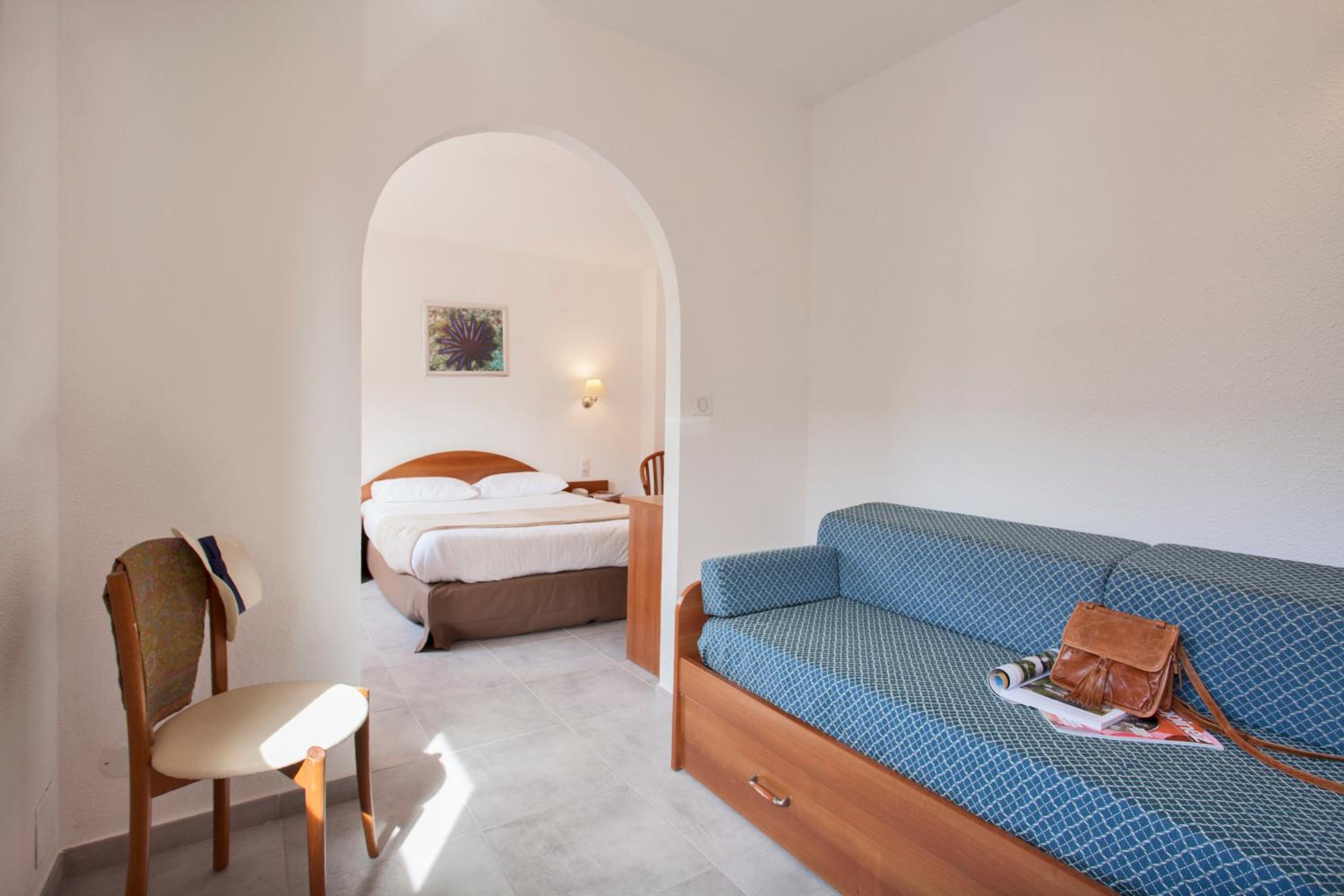 Quadruple Room with Street View - Photo 4