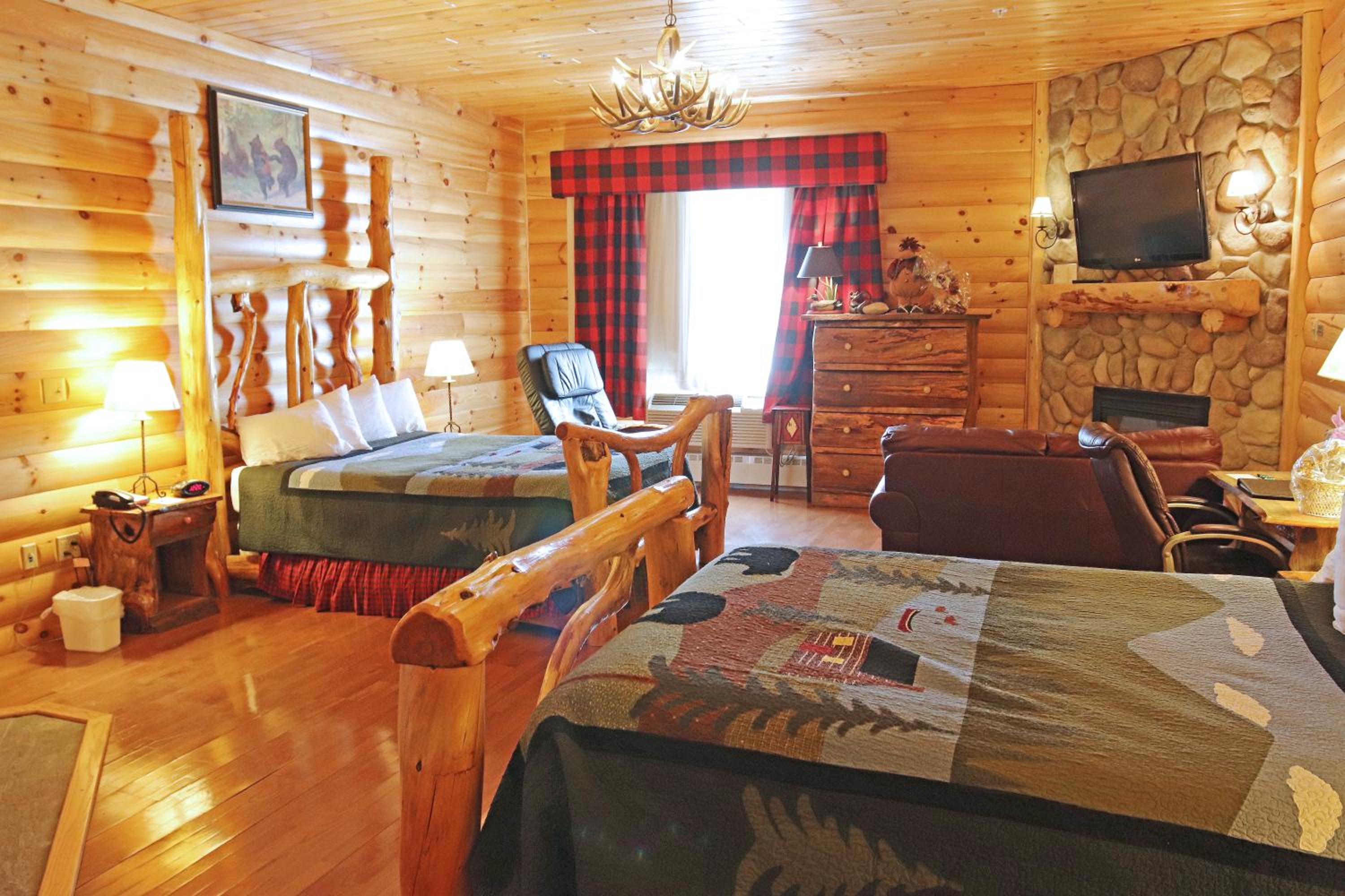 Queen Suite with Two Queen Beds, Bath Tub, Spa Bath and Fireplace - Disability/Non-Smoking - Photo 4