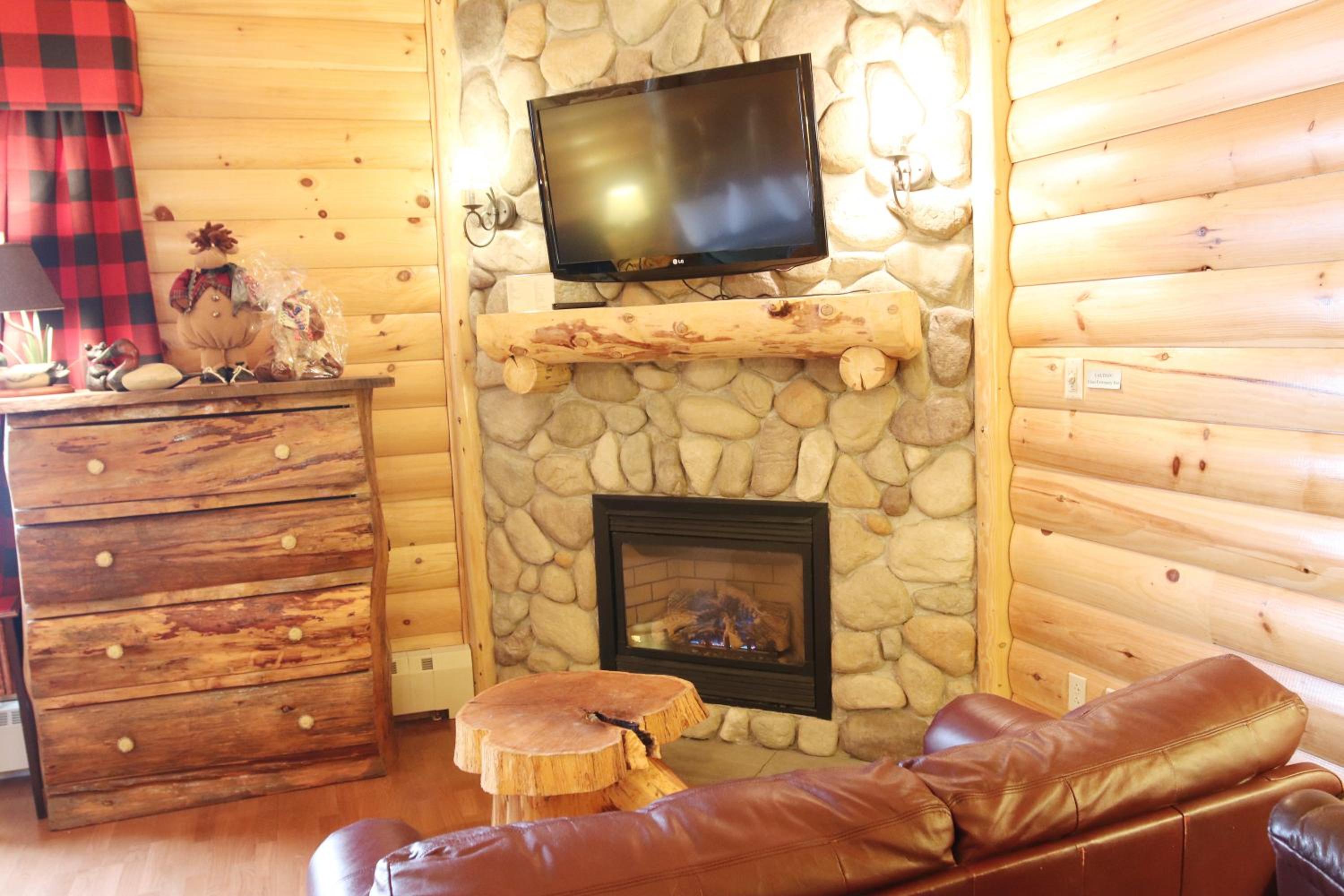 Queen Suite with Two Queen Beds, Bath Tub, Spa Bath and Fireplace - Disability/Non-Smoking - Photo 5