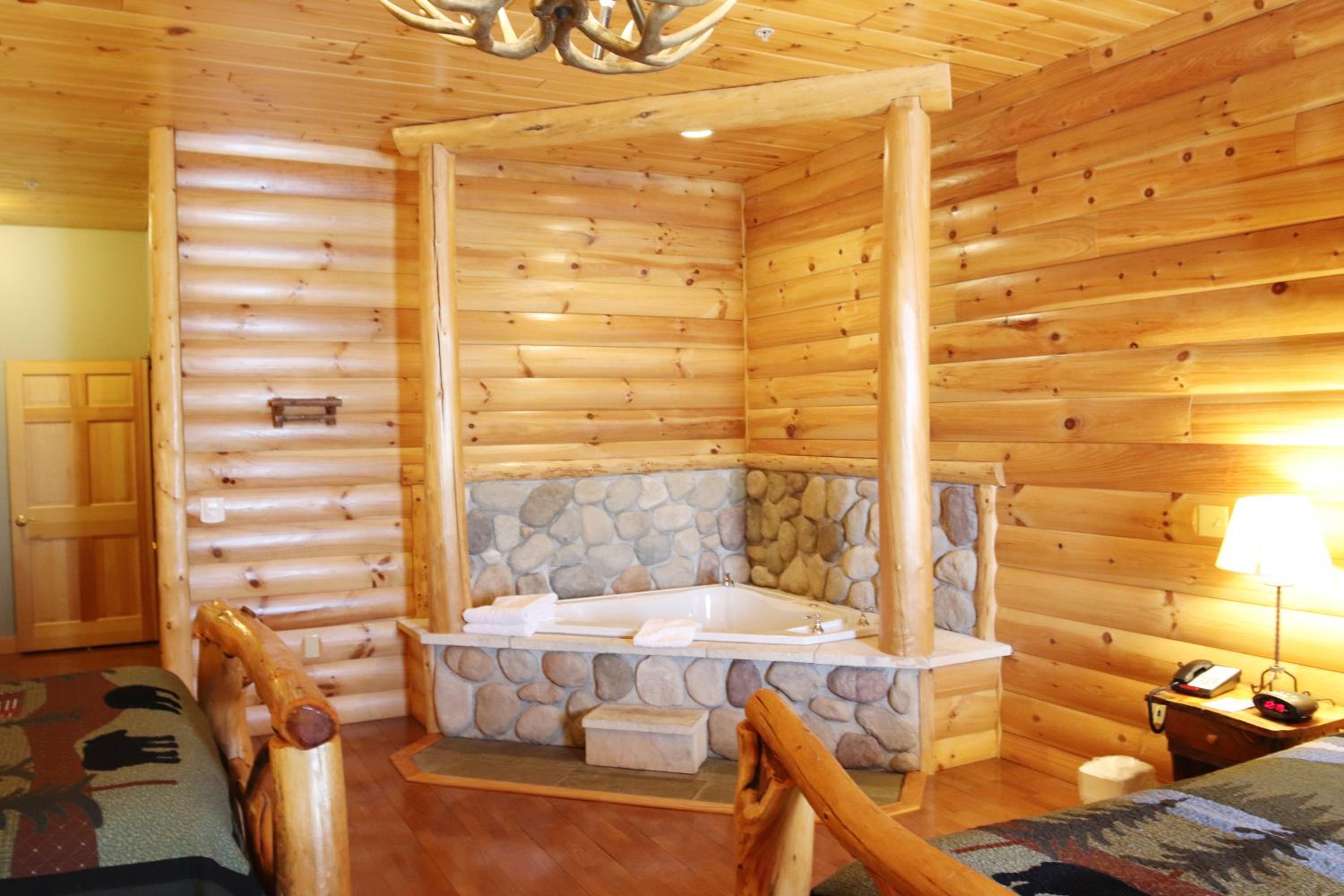 Queen Suite with Two Queen Beds, Bath Tub, Spa Bath and Fireplace - Disability/Non-Smoking - Photo 2