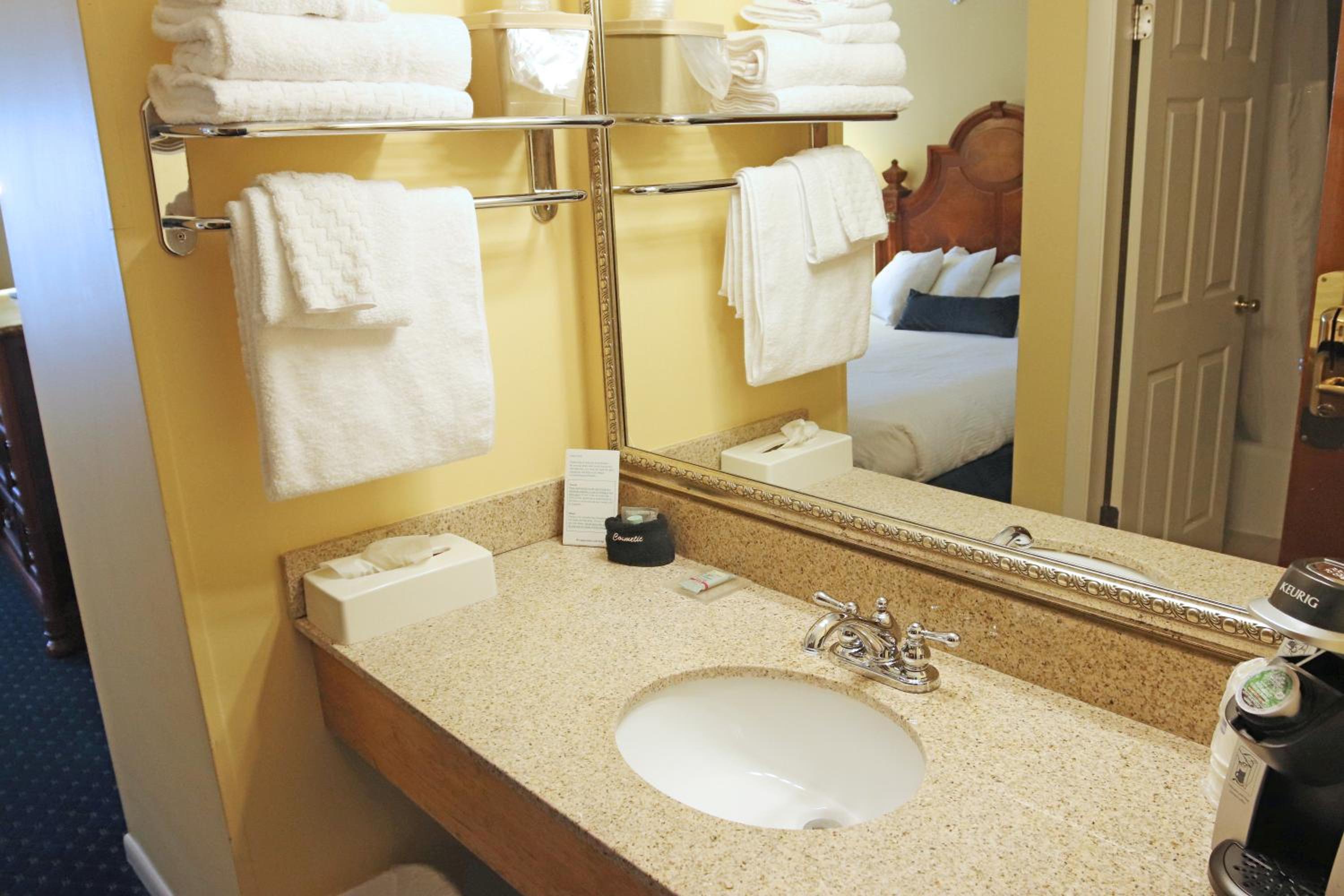 King Room - Non-Smoking - Photo 2