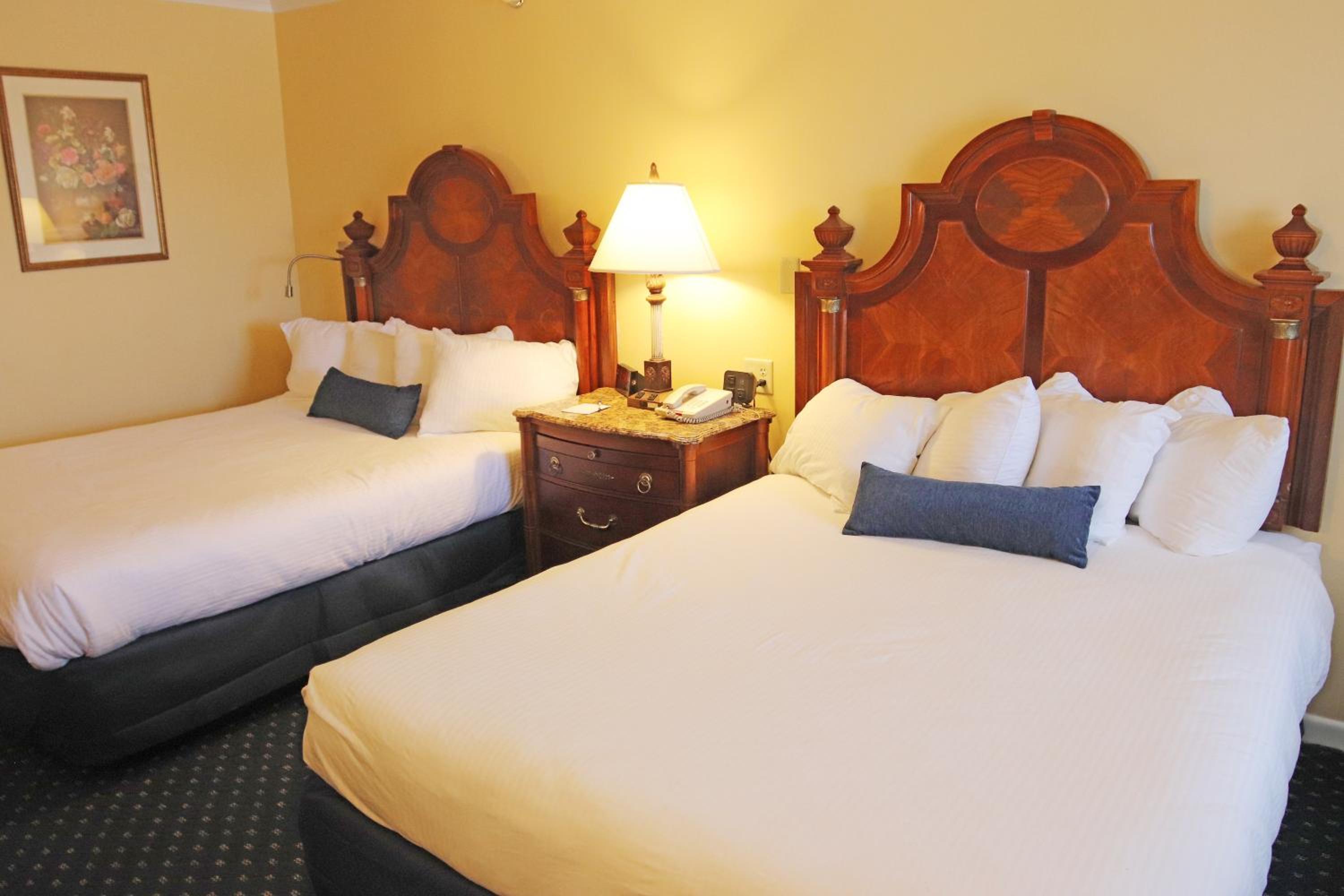 Queen Room with Two Queen Beds and Skylight Window - Pet Friendly/Third Floor/Non-Smoking - Photo 10