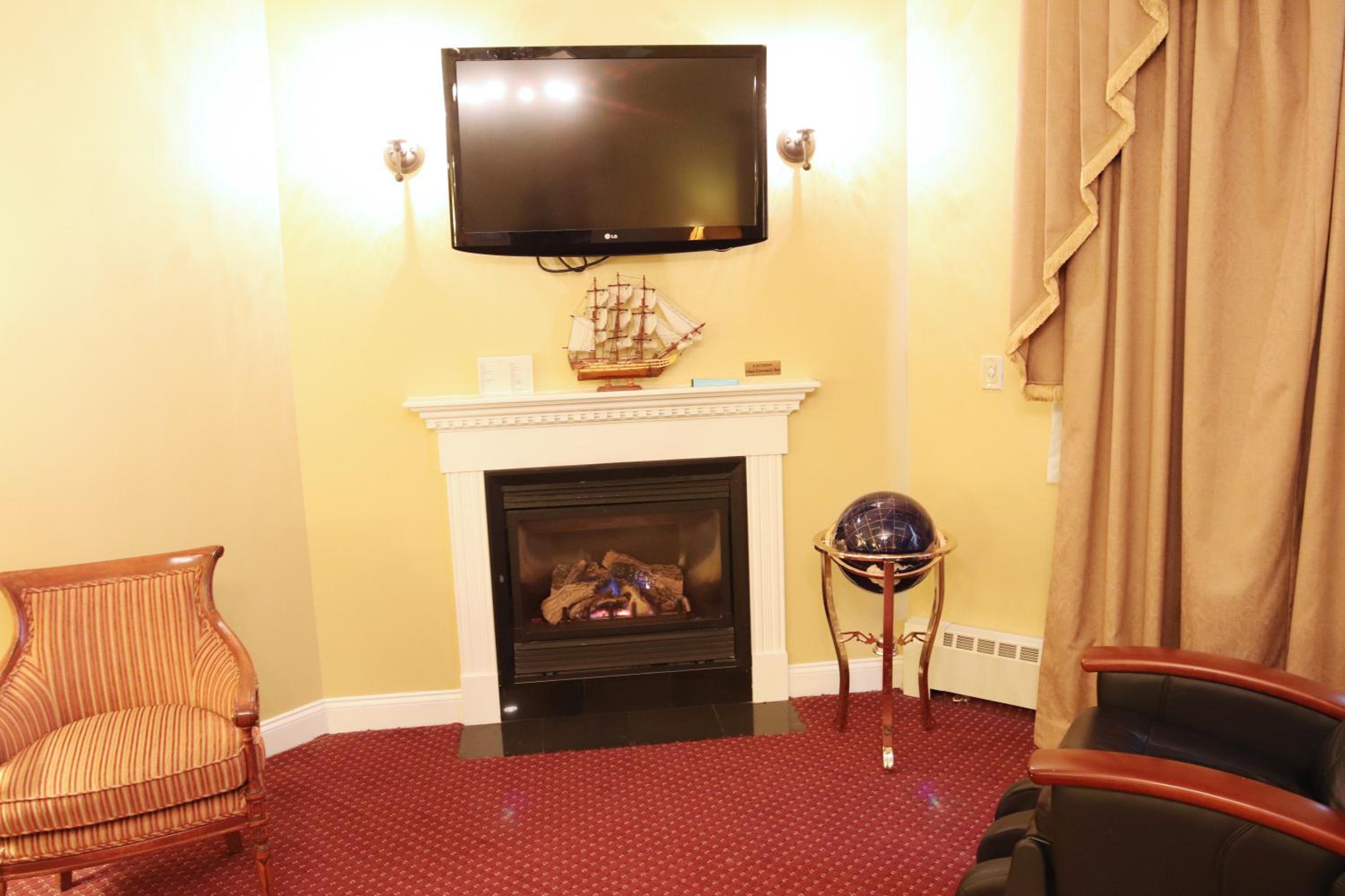 King Suite with Spa Bath and Fireplace - Captain Theme/Non-Smoking - Photo 4