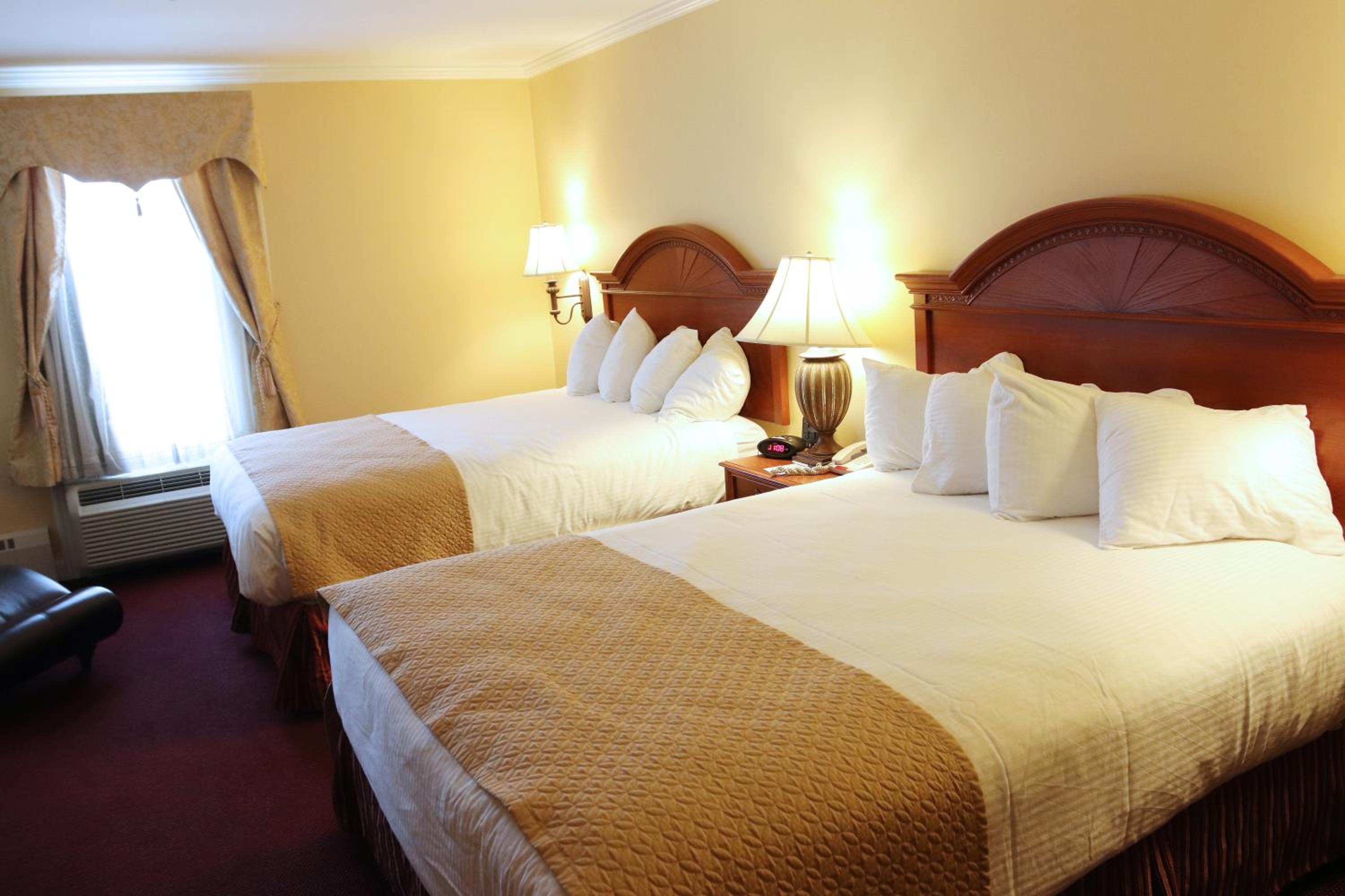 Queen Room with Two Queen Beds - Non-Smoking - Photo 9