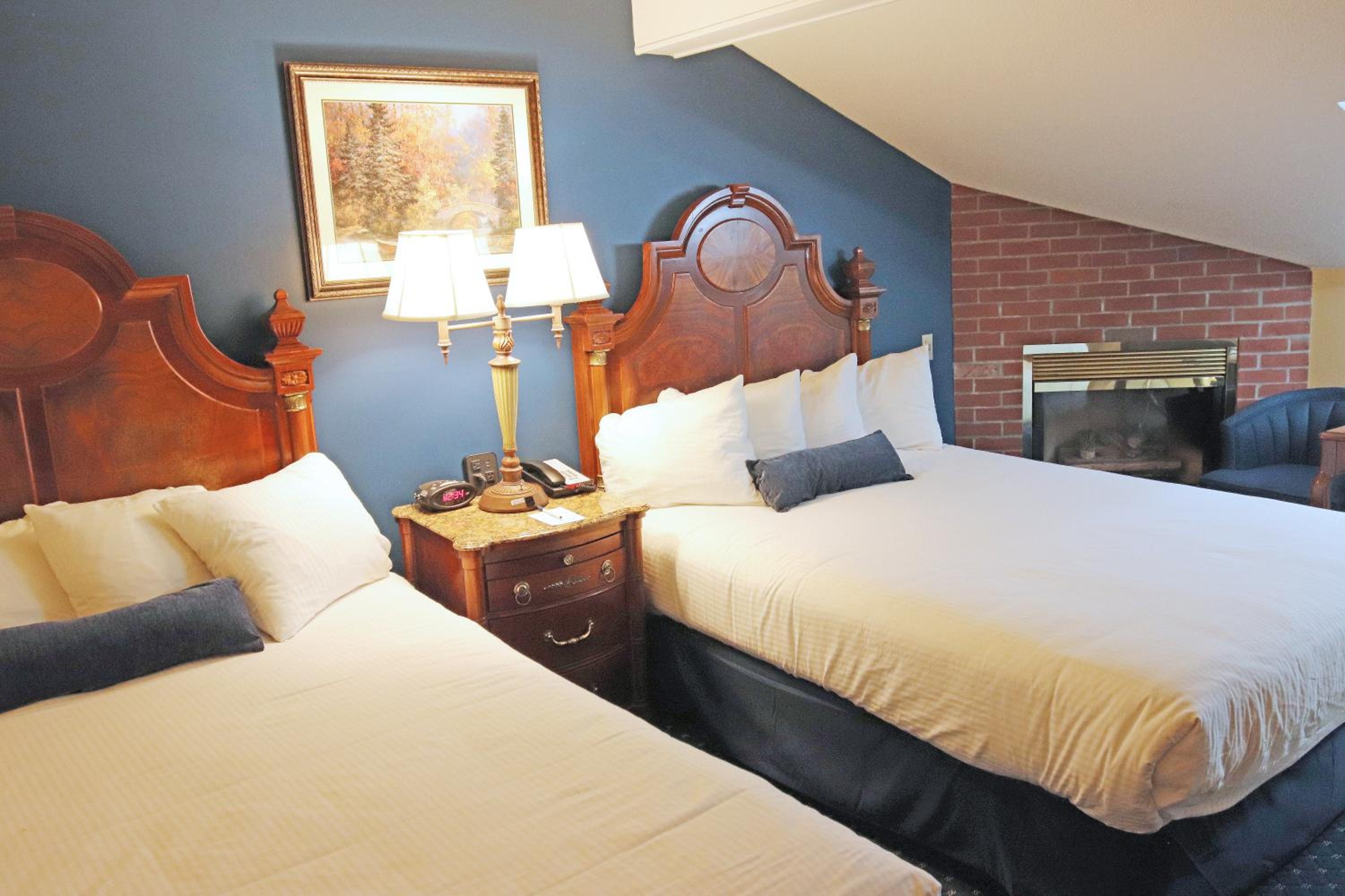 Queen Room with Two Queen Beds, Fireplace and Skylight Window - Pet Friendly/Third Floor/Non-Smoking - Photo 5