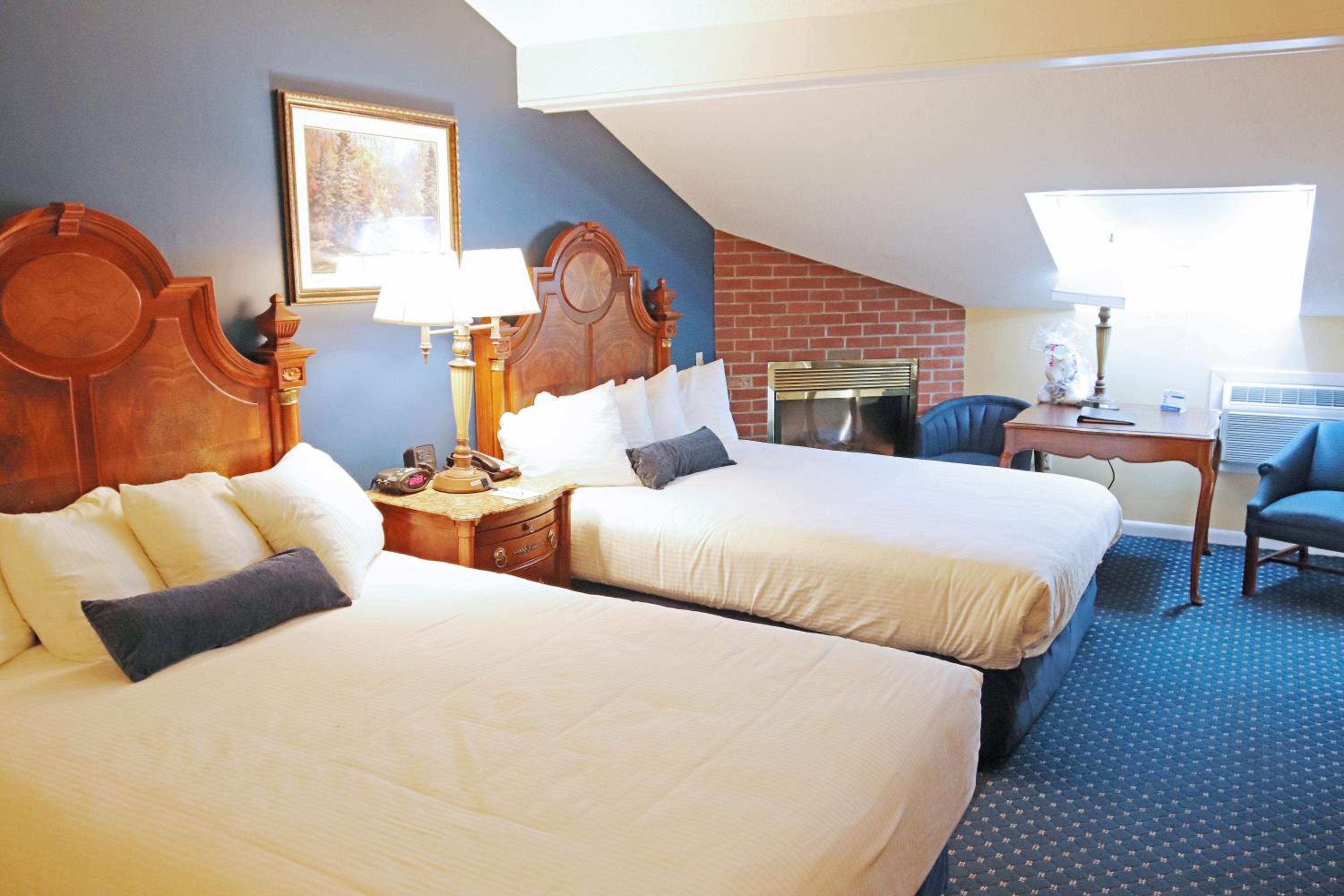 Queen Room with Two Queen Beds, Fireplace and Skylight Window - Pet Friendly/Third Floor/Non-Smoking - Photo 6