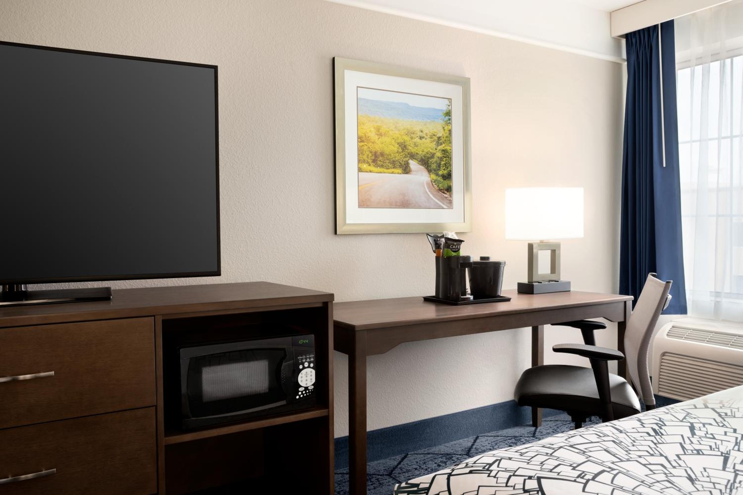 Queen Room with Two Queen Beds - Mobility Access/Non-Smoking photo 3